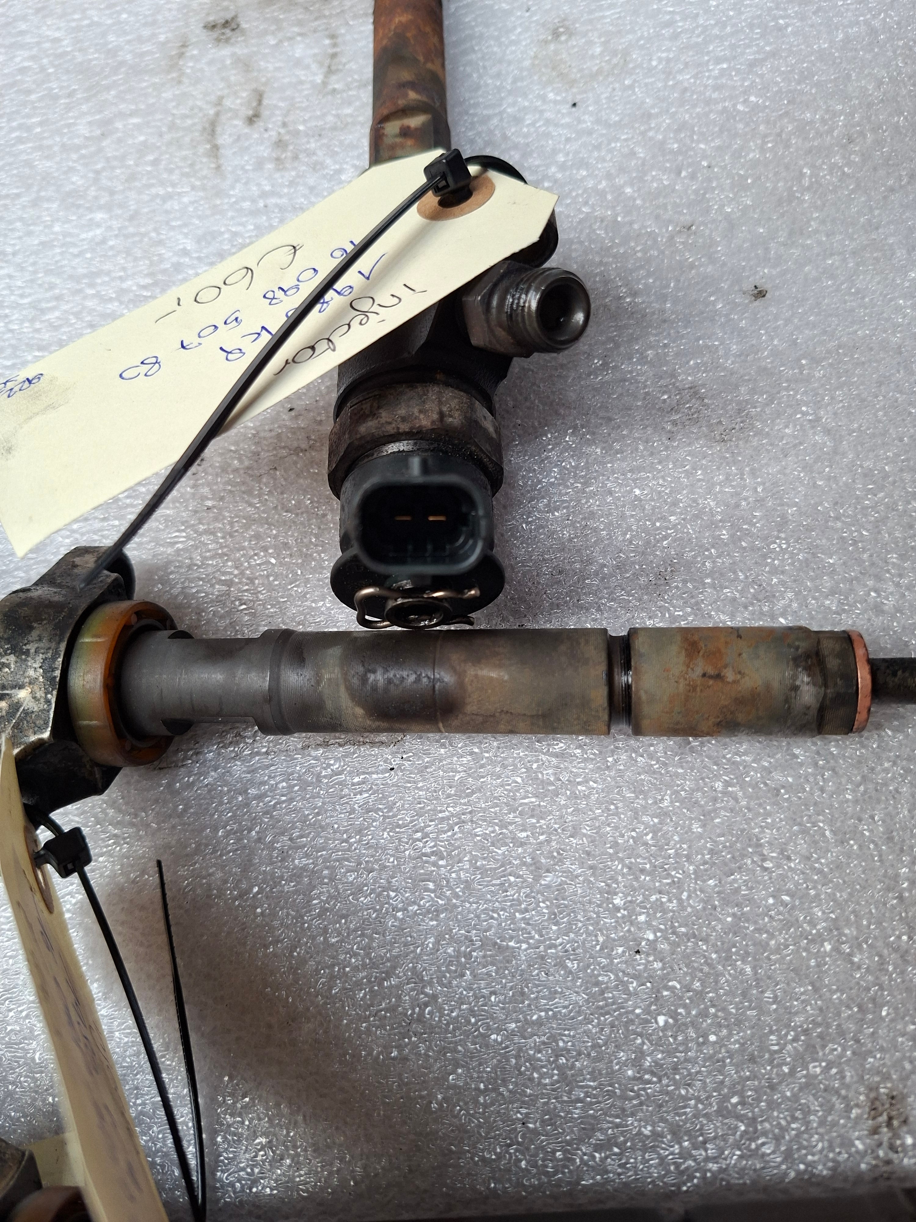Originele tweedehands injector Peugeot 308 T7 1.6 HDi - motorcode DV6TED4 - OEM (1980 K9 / 16 098 507 80)