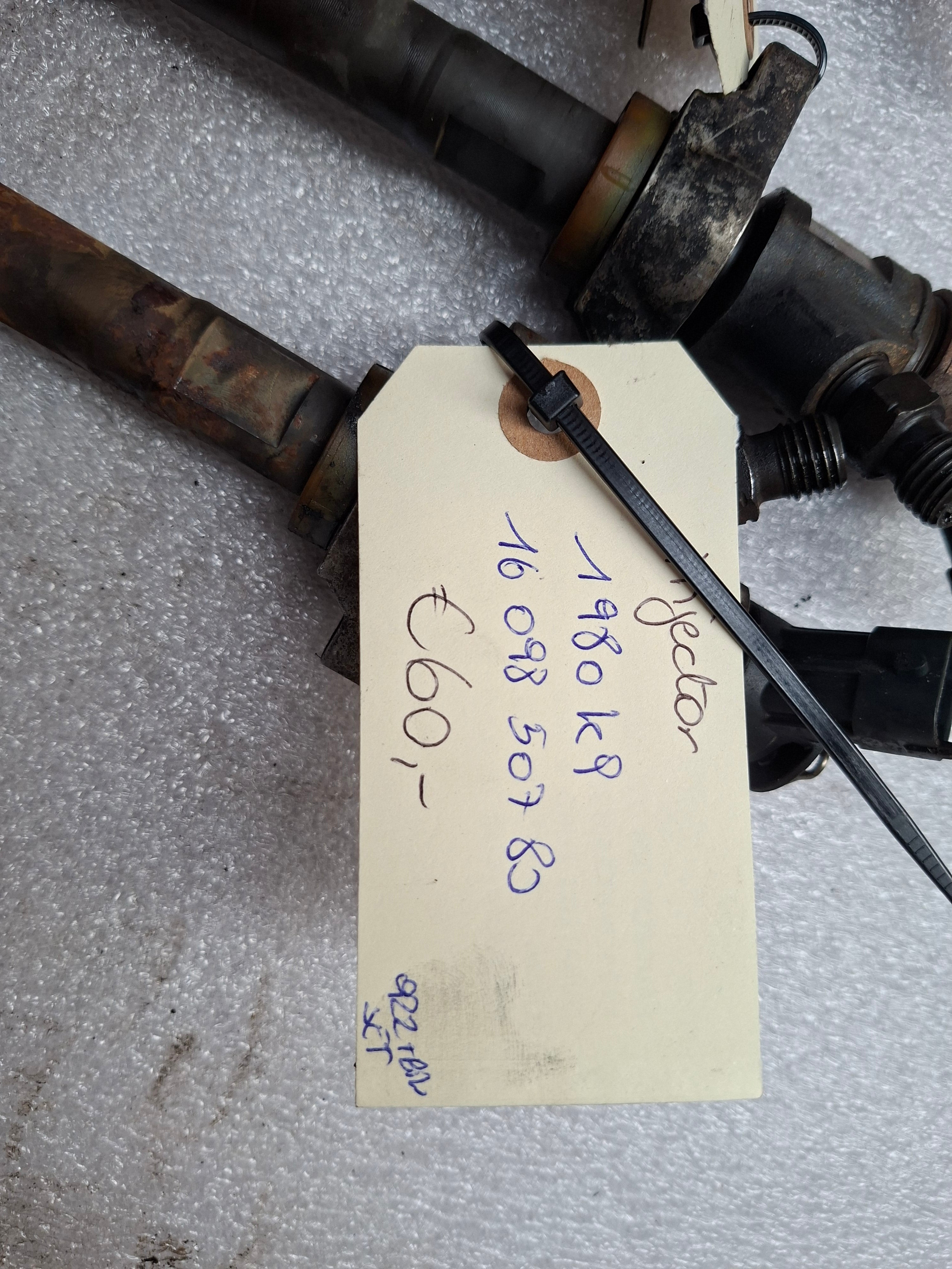 Originele tweedehands injector Peugeot 308 T7 1.6 HDi - motorcode DV6TED4 - OEM (1980 K9 / 16 098 507 80)