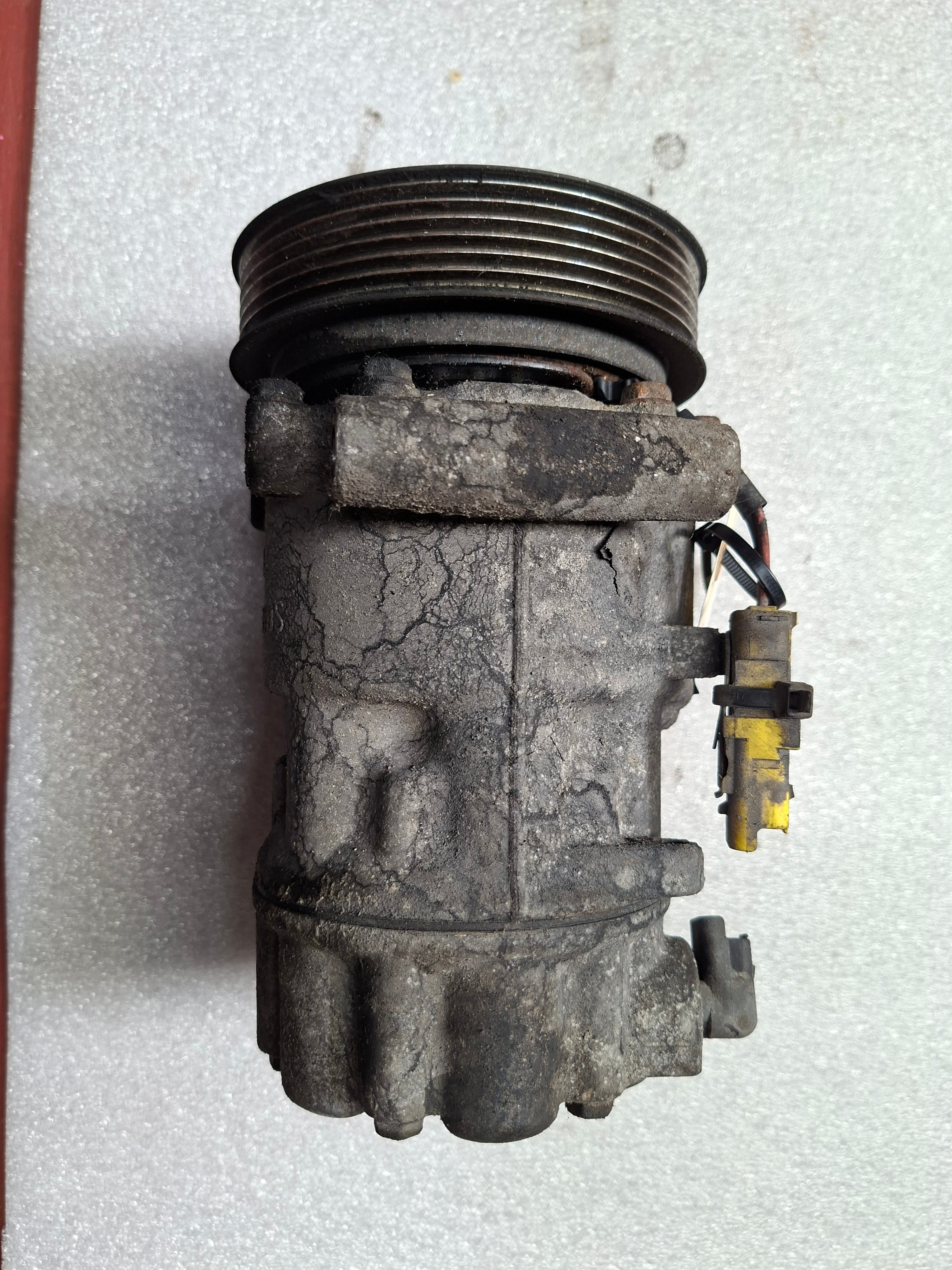 Originele tweedehands aircocompressor Peugeot 308 T7 1.6 HDi - motorcode DV6TED4 - gas R134A - OEM (6453 ZE / 98 242 872 80 / 6453 ZF)