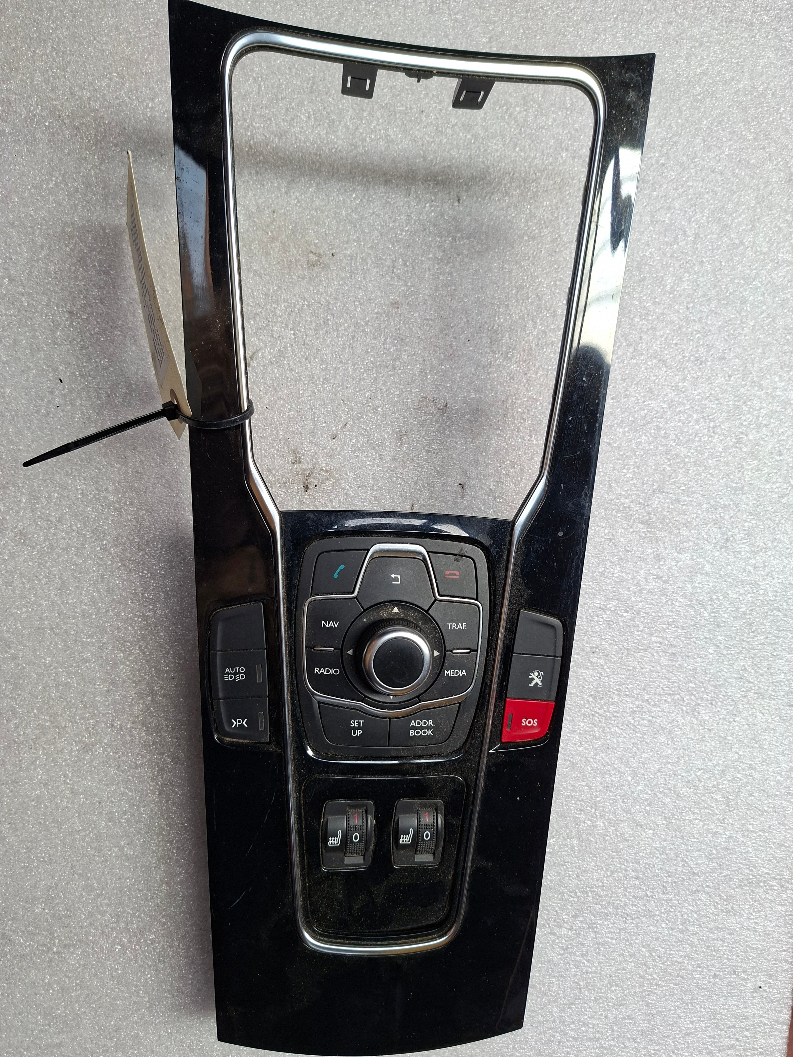 Tweedehands originele bediening van de middenconsole van een Peugeot 508 Fase 1 berline, OEM 98 023 785 ZD.