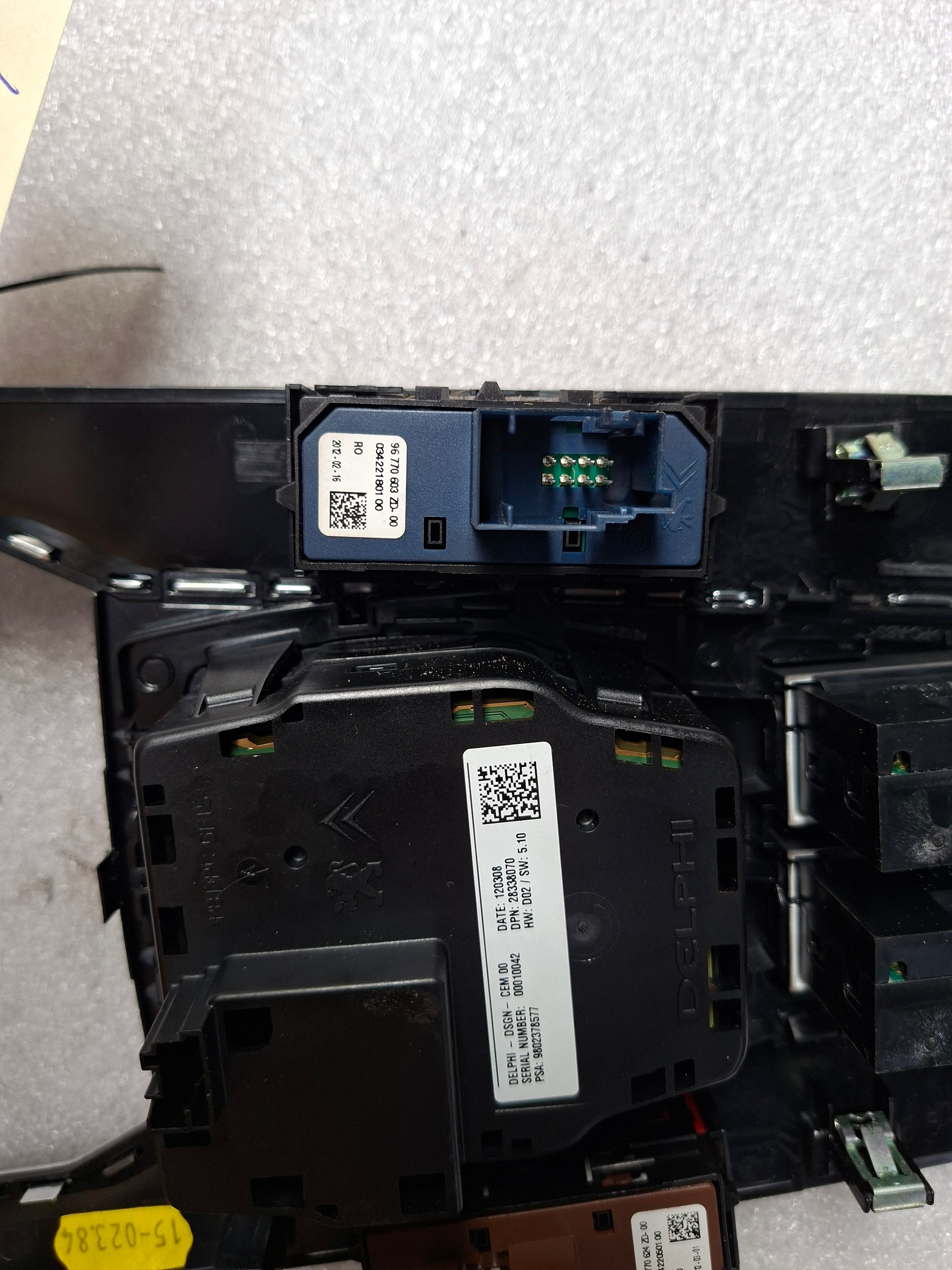 Tweedehands originele bediening van de middenconsole van een Peugeot 508 Fase 1 berline, OEM 98 023 785 ZD.