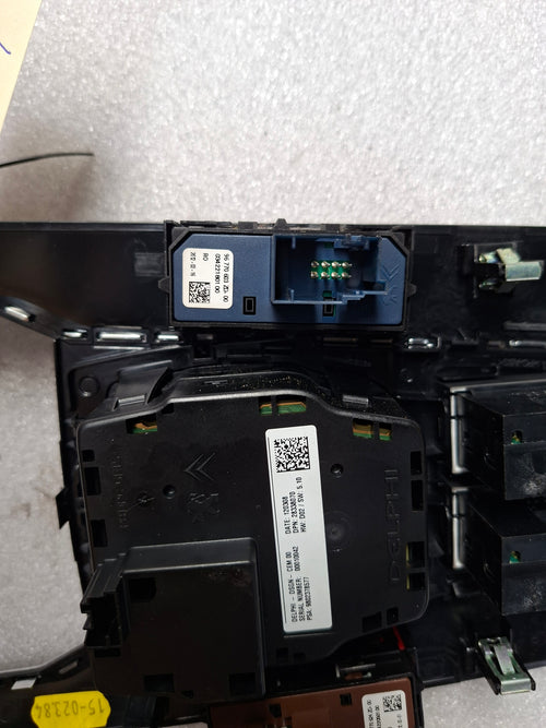 Tweedehands originele bediening van de middenconsole van een Peugeot 508 Fase 1 berline, OEM 98 023 785 ZD.