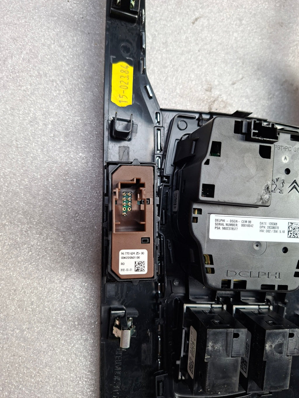 Tweedehands originele bediening van de middenconsole van een Peugeot 508 Fase 1 berline, OEM 98 023 785 ZD.