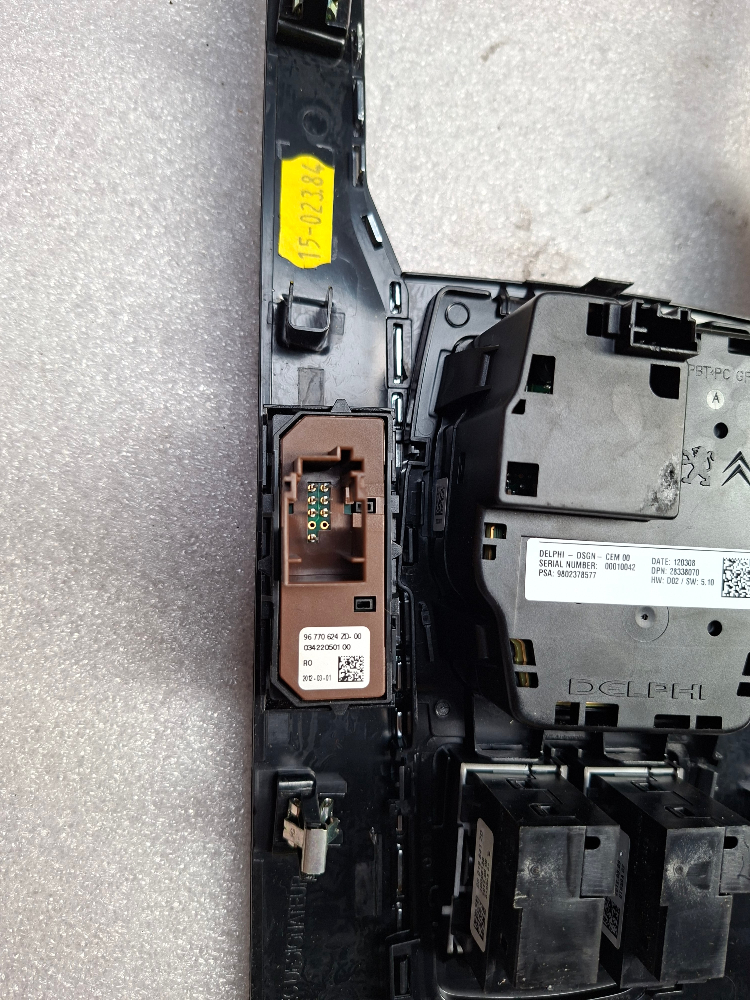 Tweedehands originele bediening van de middenconsole van een Peugeot 508 Fase 1 berline, OEM 98 023 785 ZD.