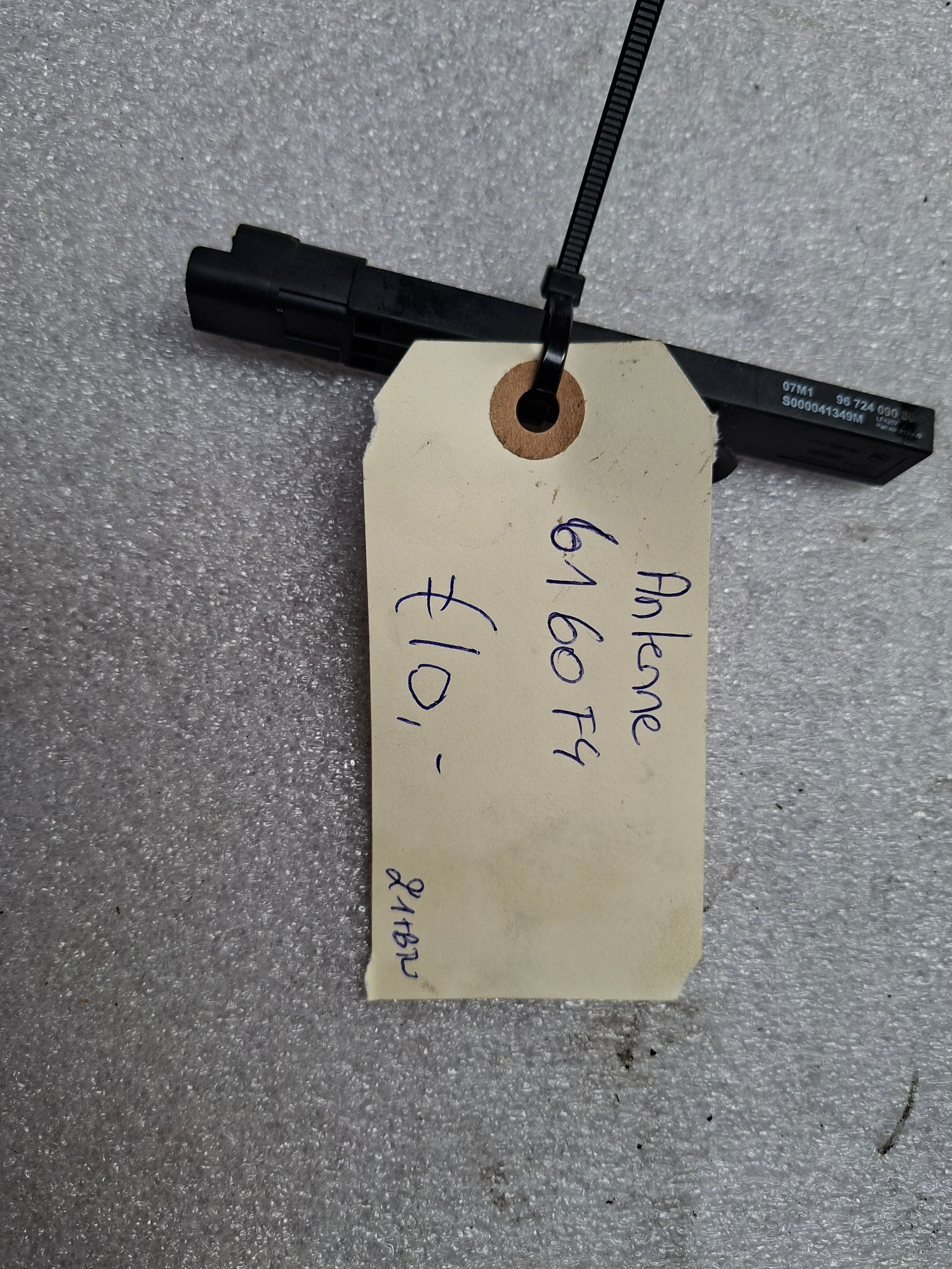 Tweedehands originele keyless entry module van een Peugeot 508 Fase 1, OEM 6160 F4.