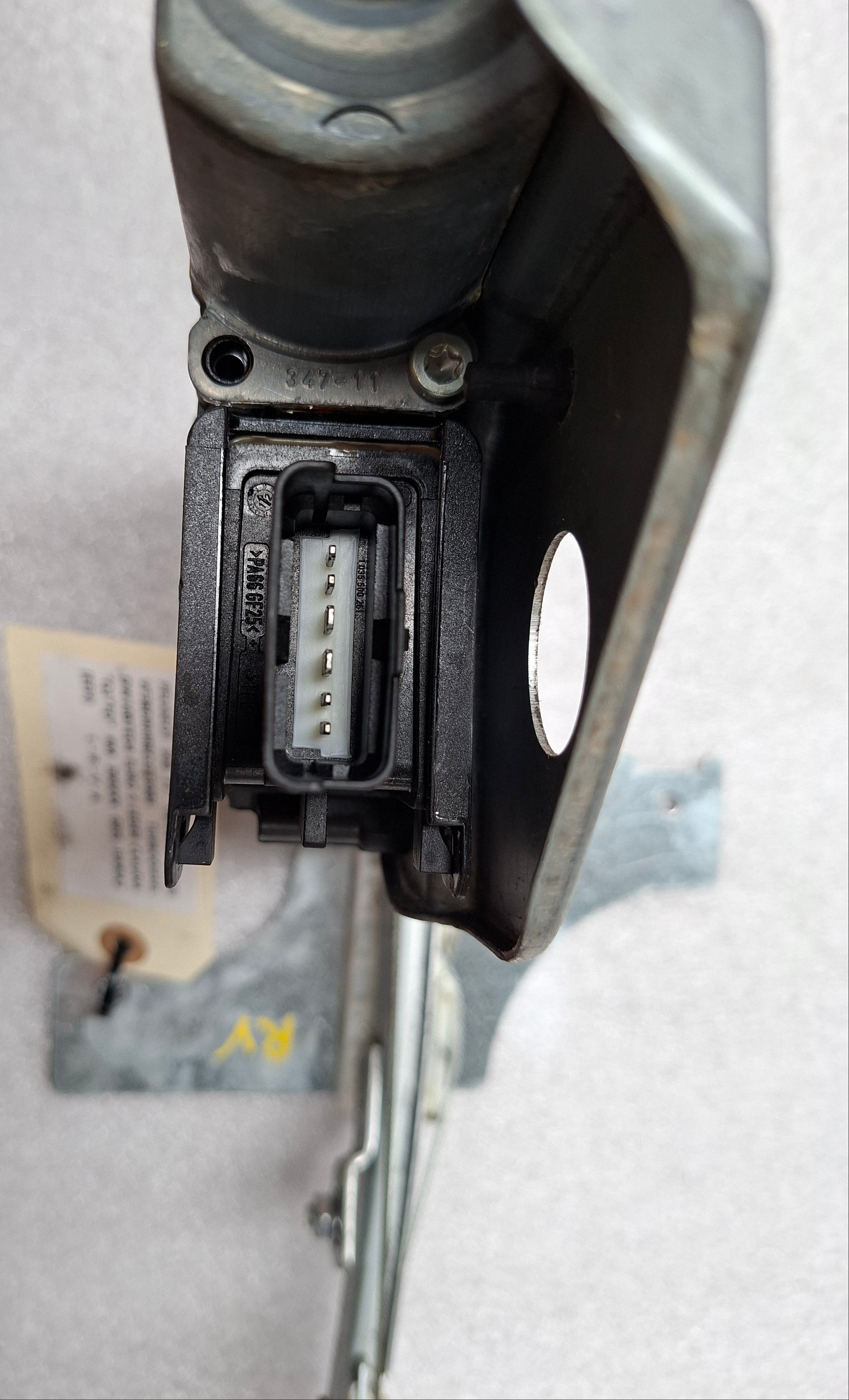 Tweedehands origineel raammechanisme rechtsvoor van een Peugeot 508 Fase 1 berline, OEM 9221 GT / 98 060 868 80.