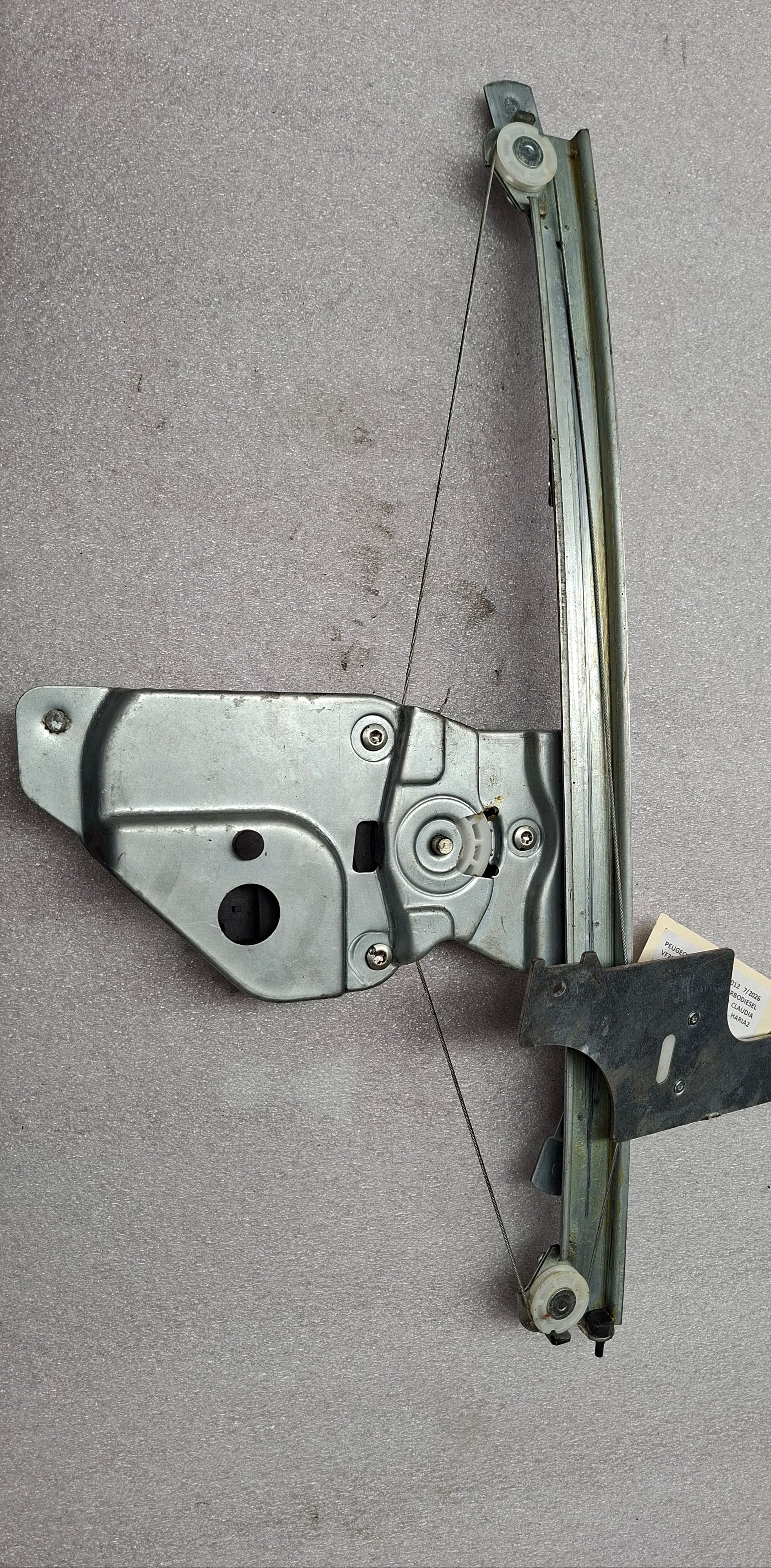 Tweedehands origineel raammechanisme rechtsvoor van een Peugeot 508 Fase 1 berline, OEM 9221 GT / 98 060 868 80.