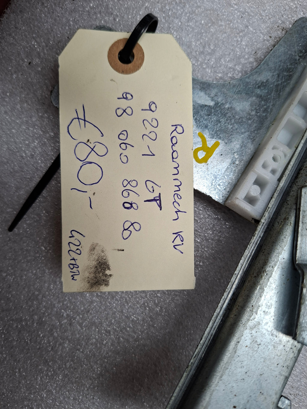 Tweedehands origineel raammechanisme rechtsvoor van een Peugeot 508 Fase 1 berline, OEM 9221 GT / 98 060 868 80.