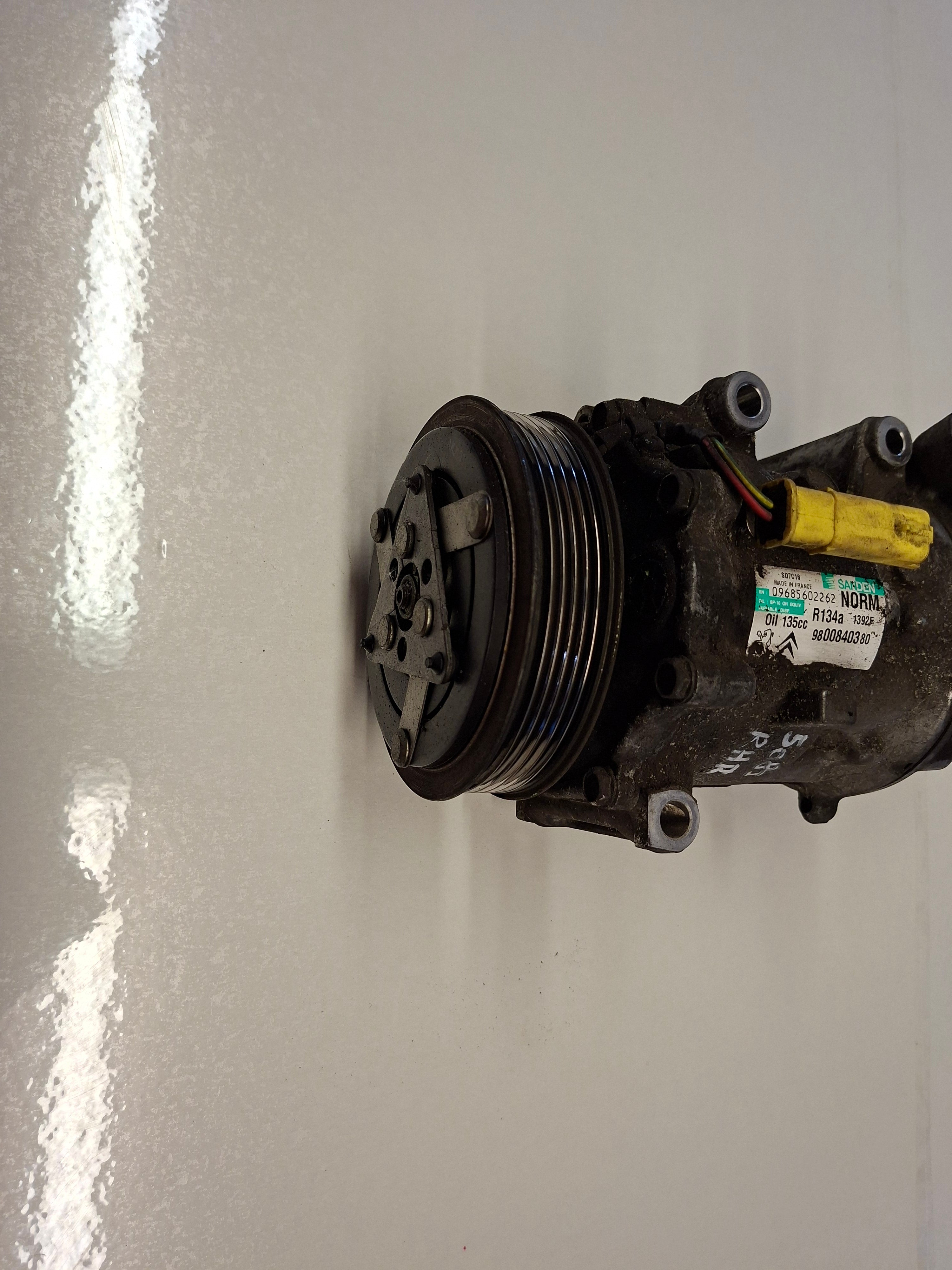 Originele tweedehands aircocompressor van een Peugeot 508 Fase 1 berline met 2.0 HDi motor (DW10BTED4), OEM 6487 69 / 6487 70 / 98 008 403 80 / 16 084 734 80