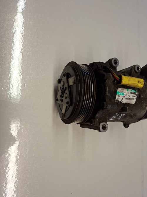 Originele tweedehands aircocompressor van een Peugeot 508 Fase 1 berline met 2.0 HDi motor (DW10BTED4), OEM 6487 69 / 6487 70 / 98 008 403 80 / 16 084 734 80