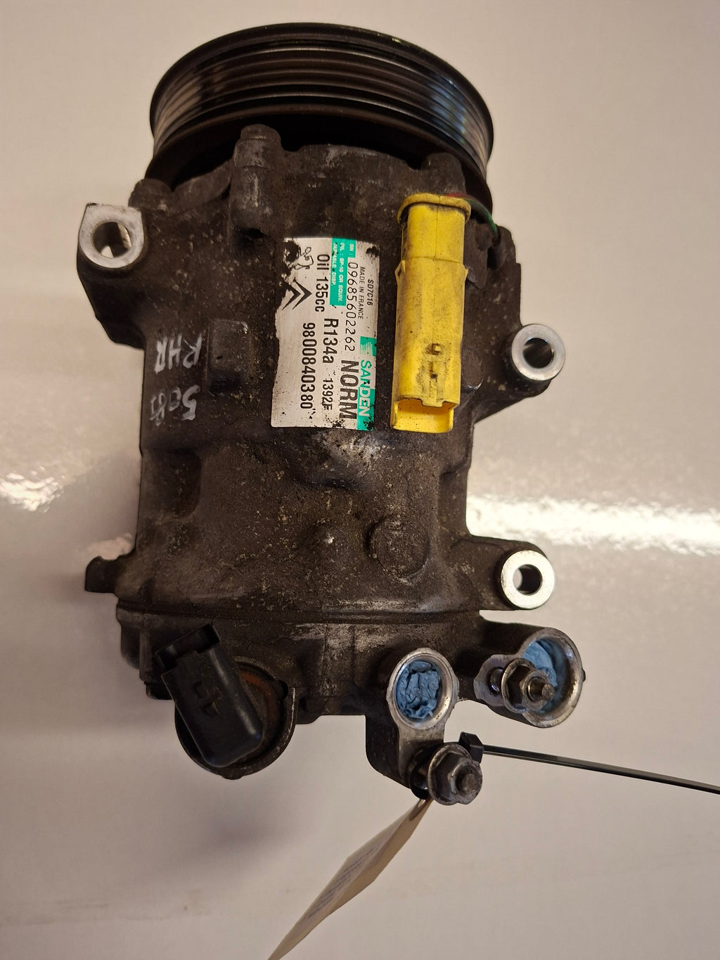 Originele tweedehands aircocompressor van een Peugeot 508 Fase 1 berline met 2.0 HDi motor (DW10BTED4), OEM 6487 69 / 6487 70 / 98 008 403 80 / 16 084 734 80