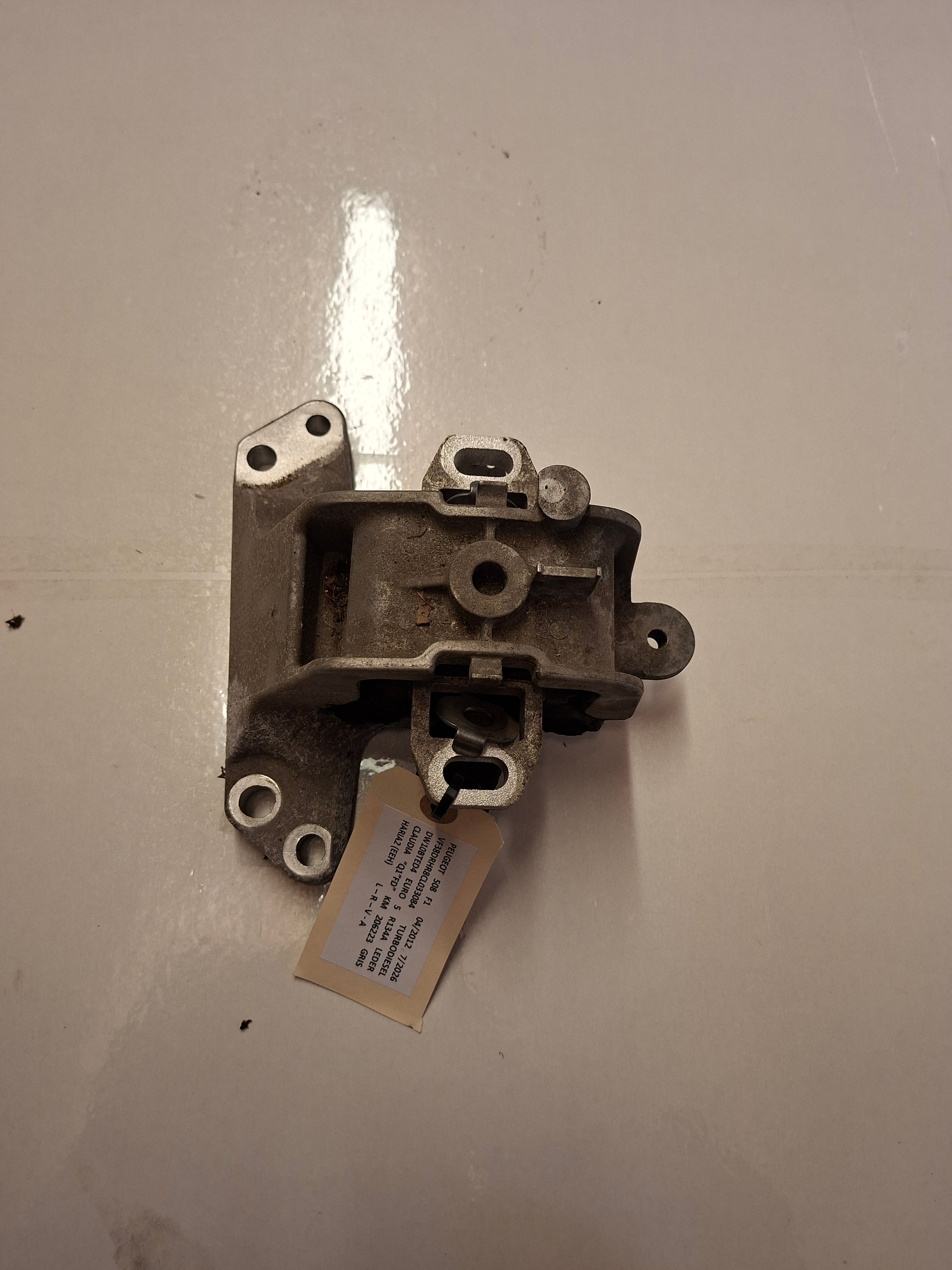 Originele tweedehands motorsteun van een Peugeot 508 Fase 1 berline met 2.0 HDi motor (DW10BTED4), OEM 1813 94