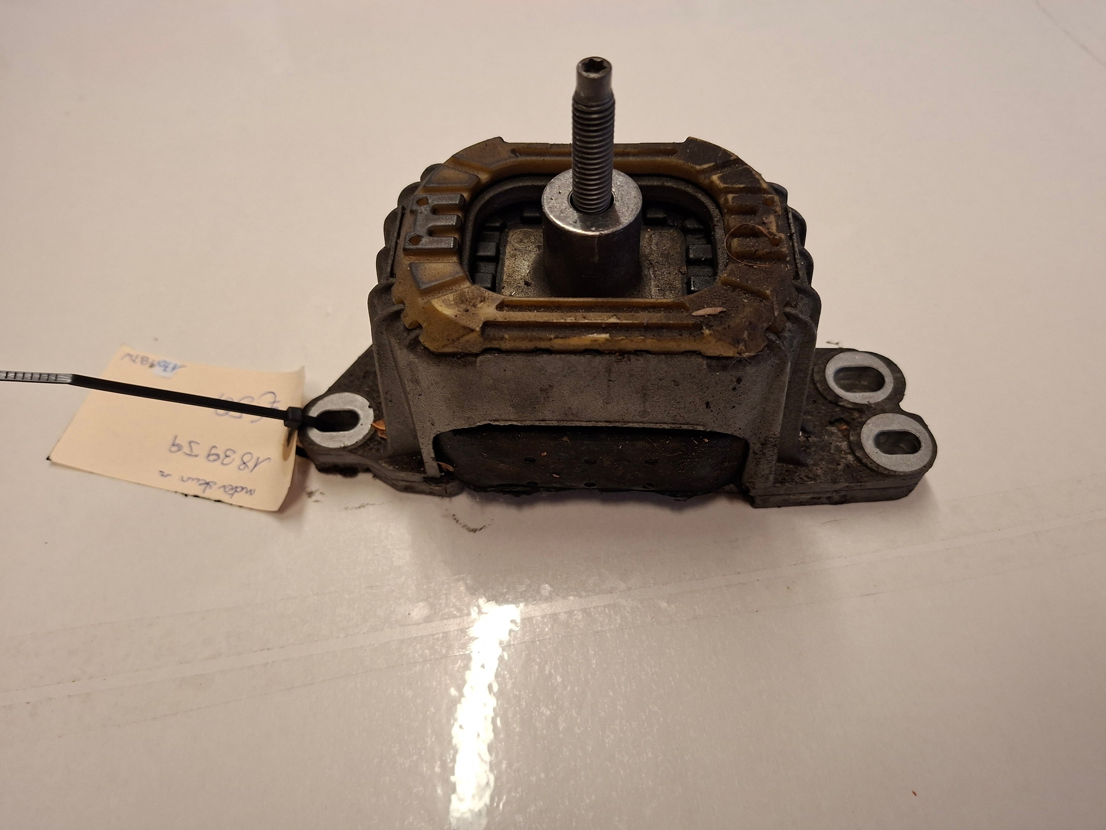 Originele tweedehands motorsteun van een Peugeot 508 Fase 1 berline met 2.0 HDi motor (DW10BTED4), OEM 1839 J9