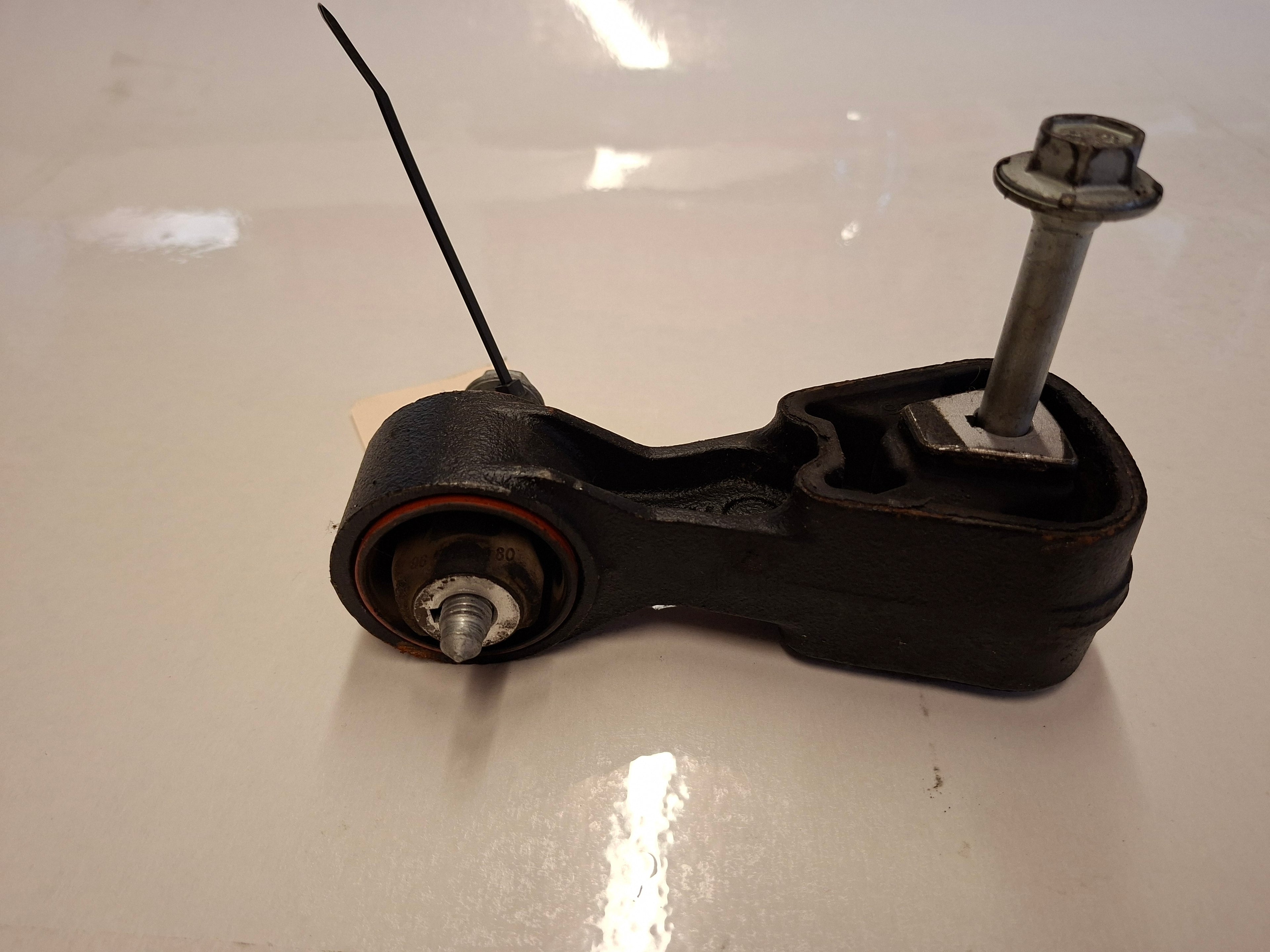 Originele tweedehands motorsteun van een Peugeot 508 Fase 1 berline met 2.0 HDi motor (DW10BTED4), OEM 1806 74