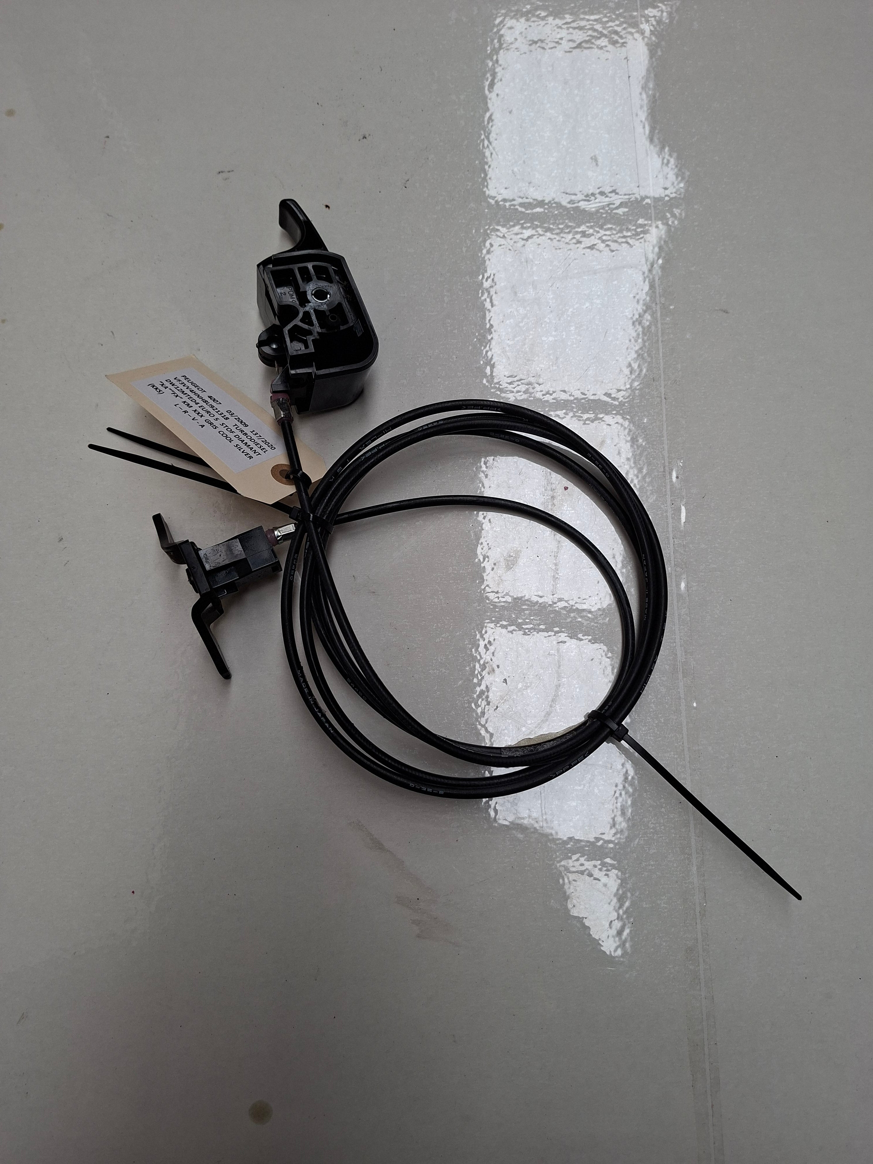 Originele tweedehands hendel voor de tankklep van een Peugeot 4007 2.2 HDi 4x4 (2009), OEM 1518 C8