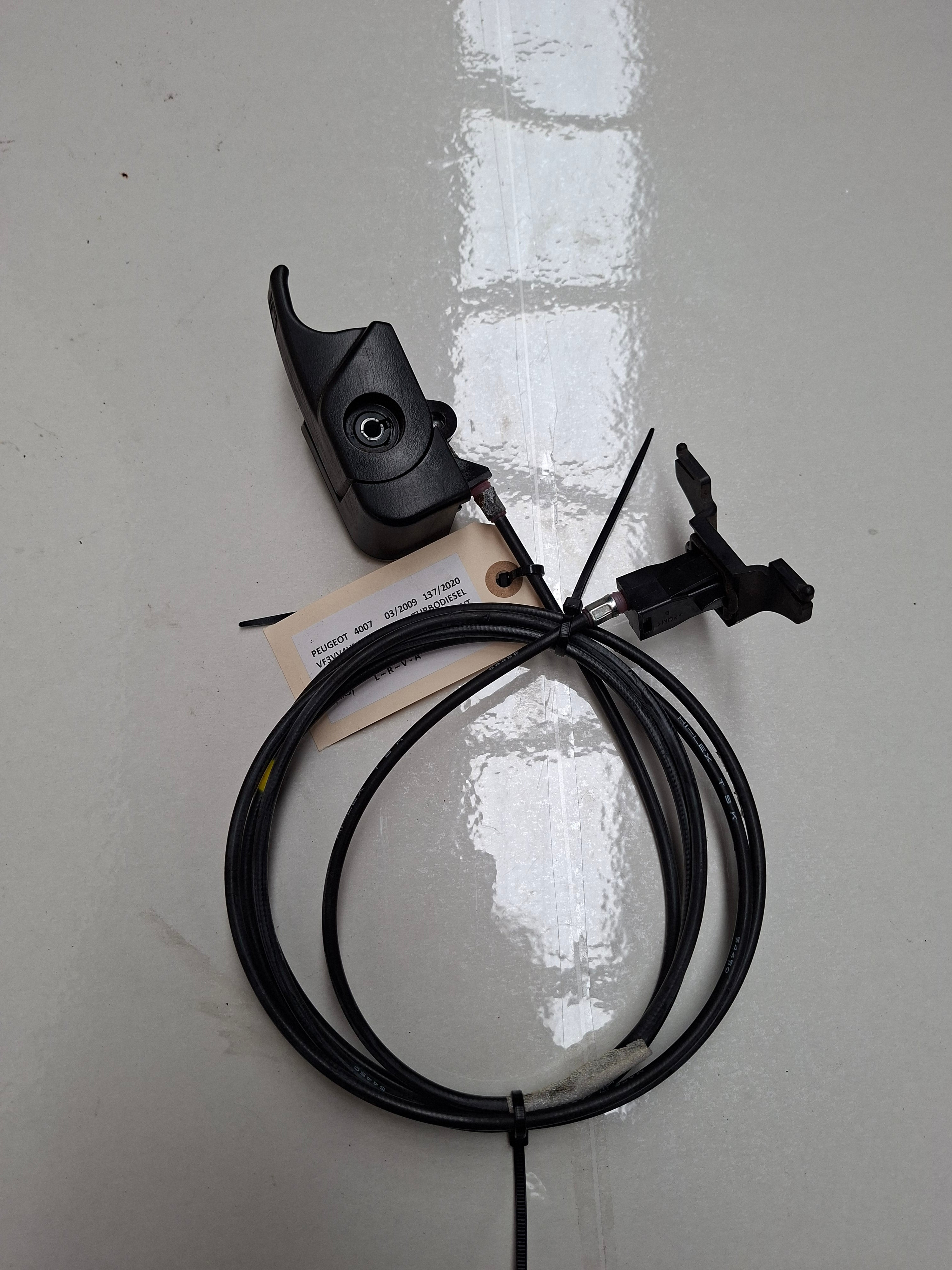 Originele tweedehands hendel voor de tankklep van een Peugeot 4007 2.2 HDi 4x4 (2009), OEM 1518 C8