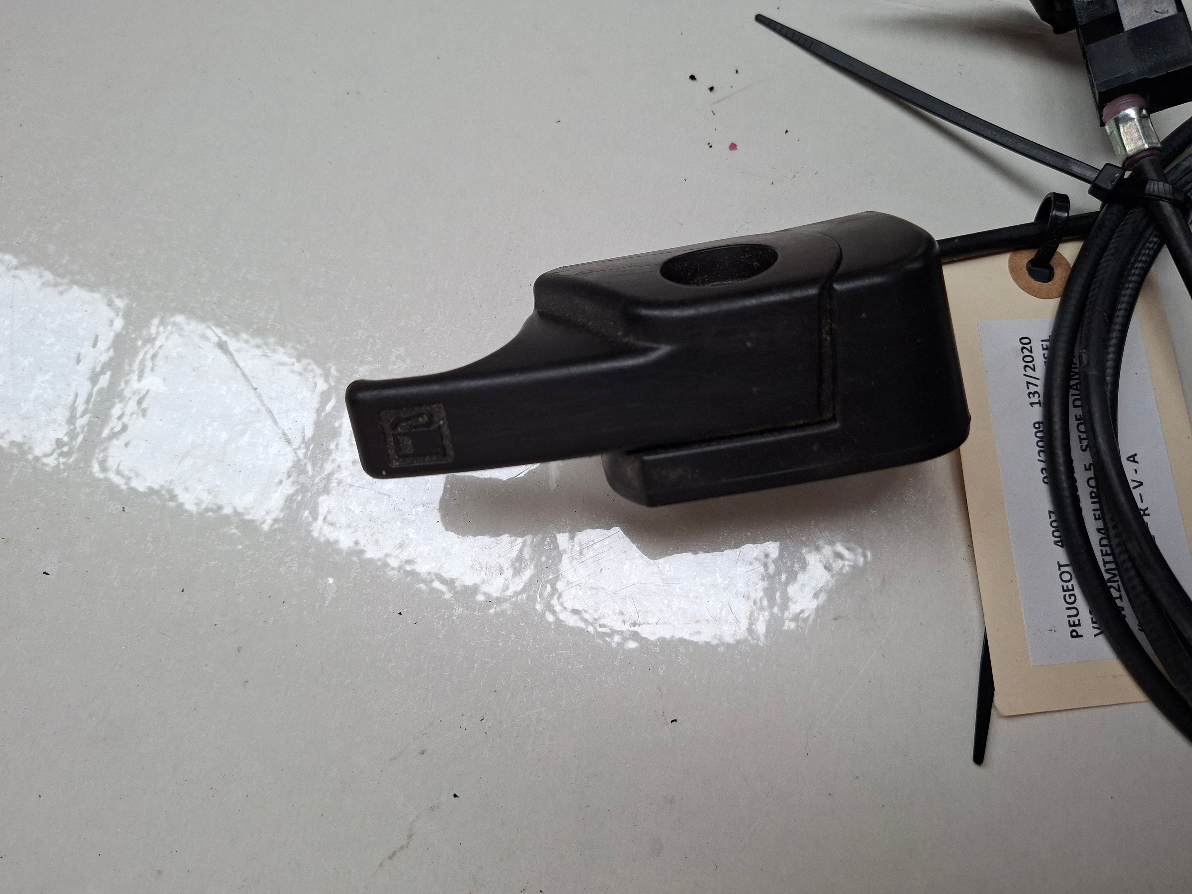 Originele tweedehands hendel voor de tankklep van een Peugeot 4007 2.2 HDi 4x4 (2009), OEM 1518 C8