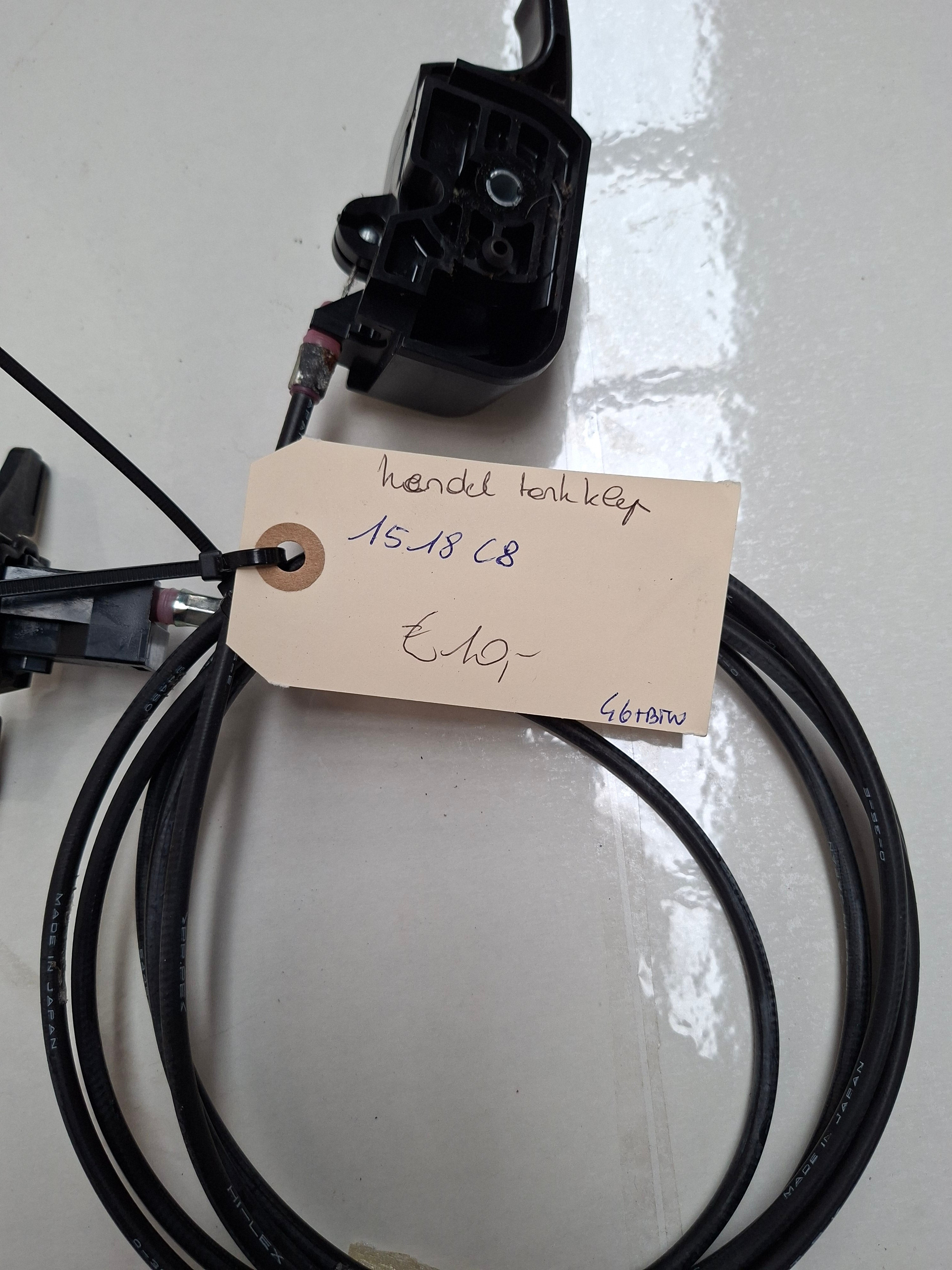 Originele tweedehands hendel voor de tankklep van een Peugeot 4007 2.2 HDi 4x4 (2009), OEM 1518 C8
