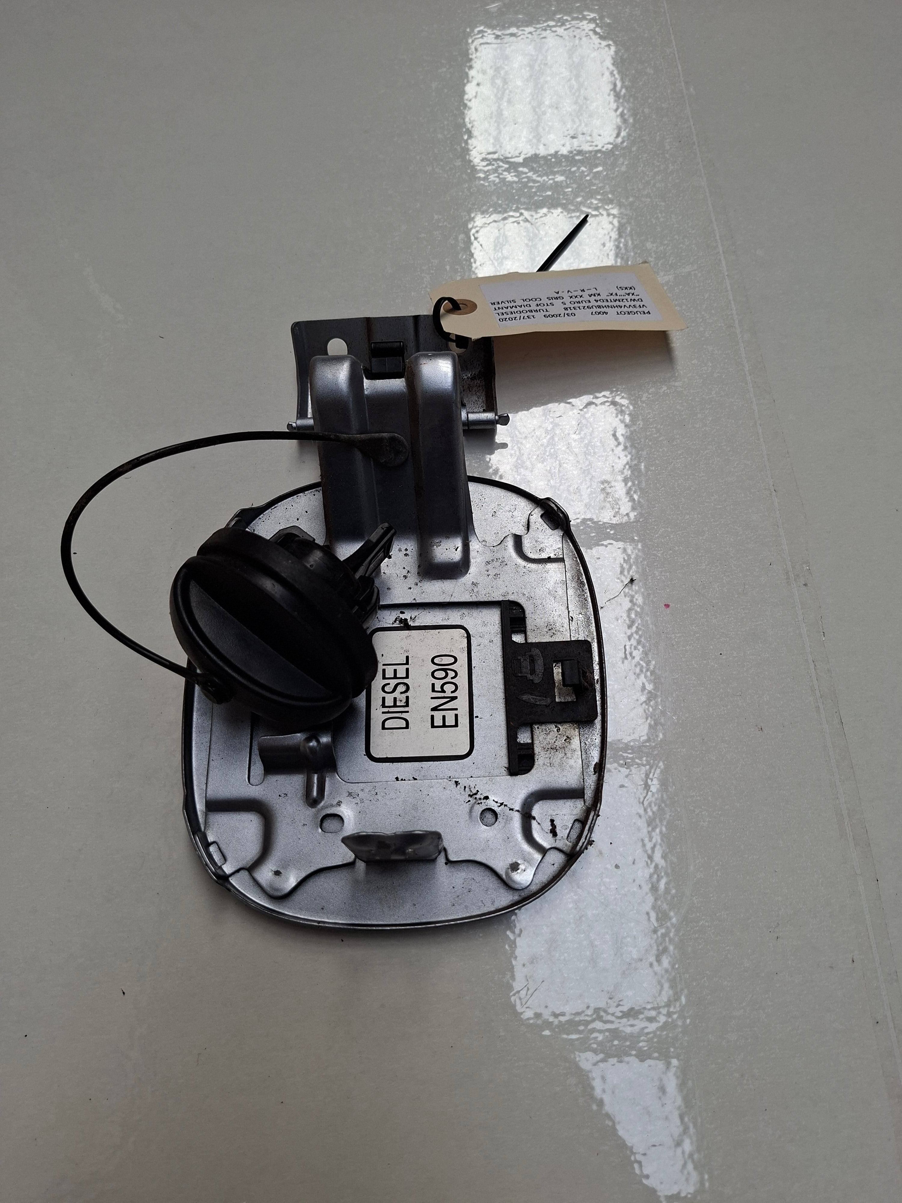 Originele tweedehands tankklep van een Peugeot 4007 2.2 HDi 4x4 (2009), OEM 1517 E8