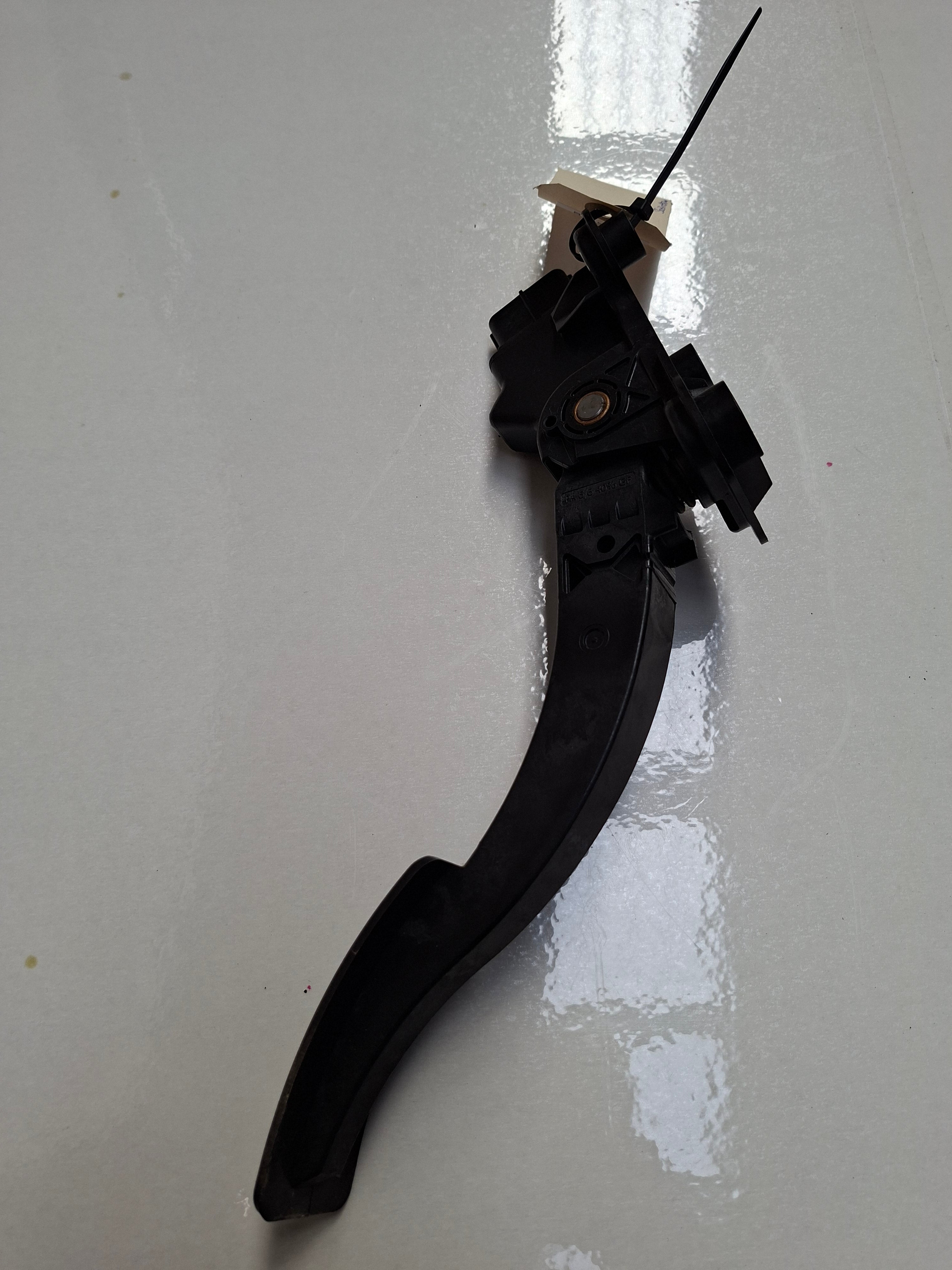 Origineel tweedehands gaspedaal van een Peugeot 4007 2.2 HDi 4x4 (2009), OEM 1601 X4 / 1601 CL