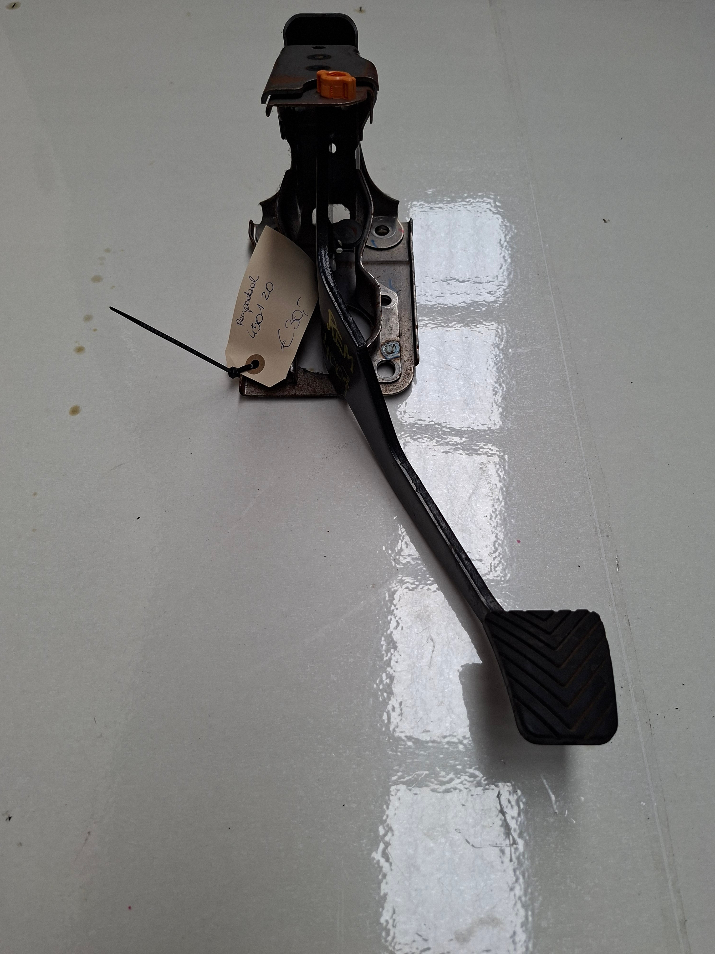Origineel rempedaal Peugeot 4007 / 4008 – OEM 4501 Z0