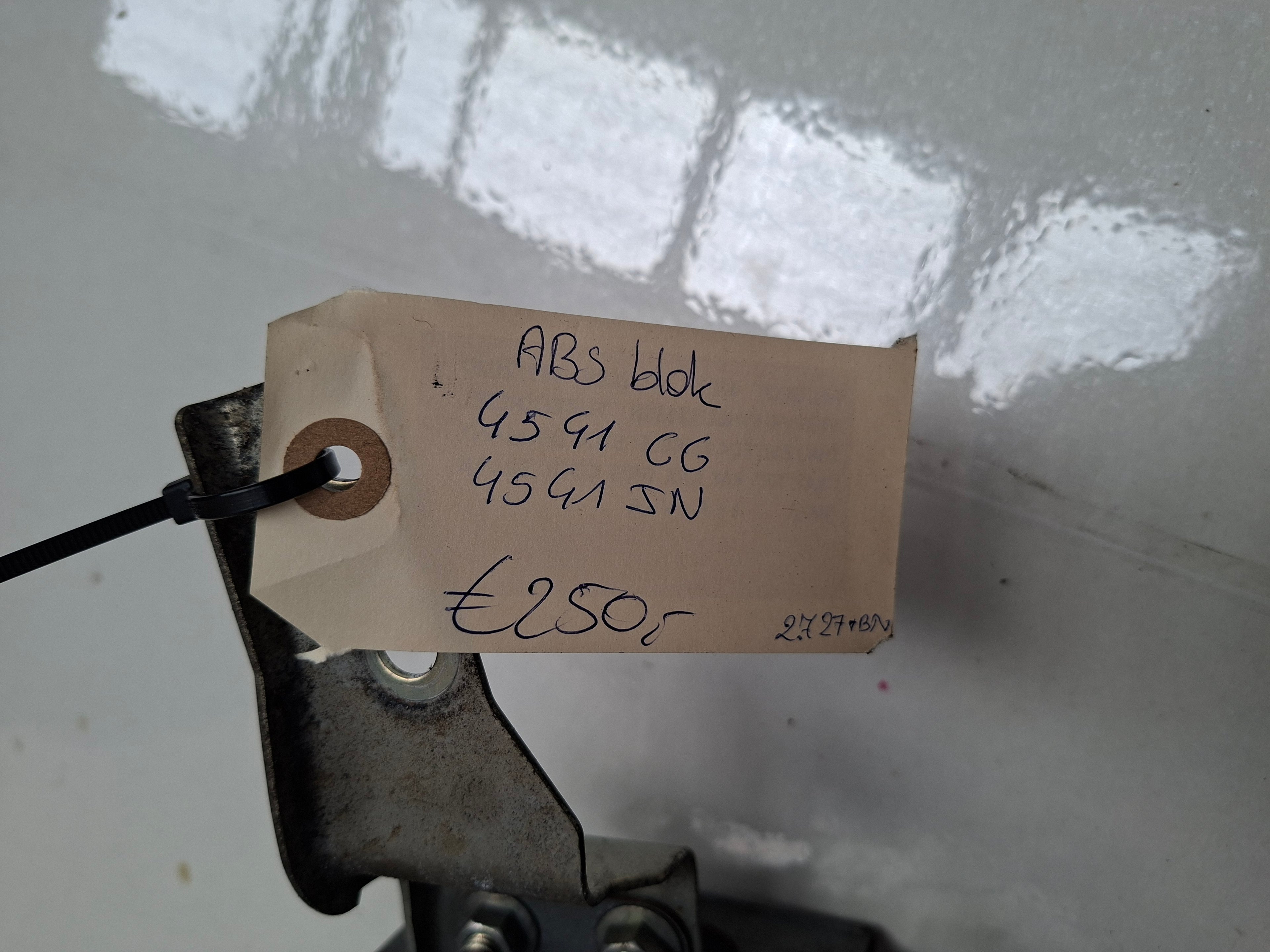 Origineel ABS blok van een Peugeot 4007 (OEM 4541 CG / 4541 JN), bouwjaar 2009