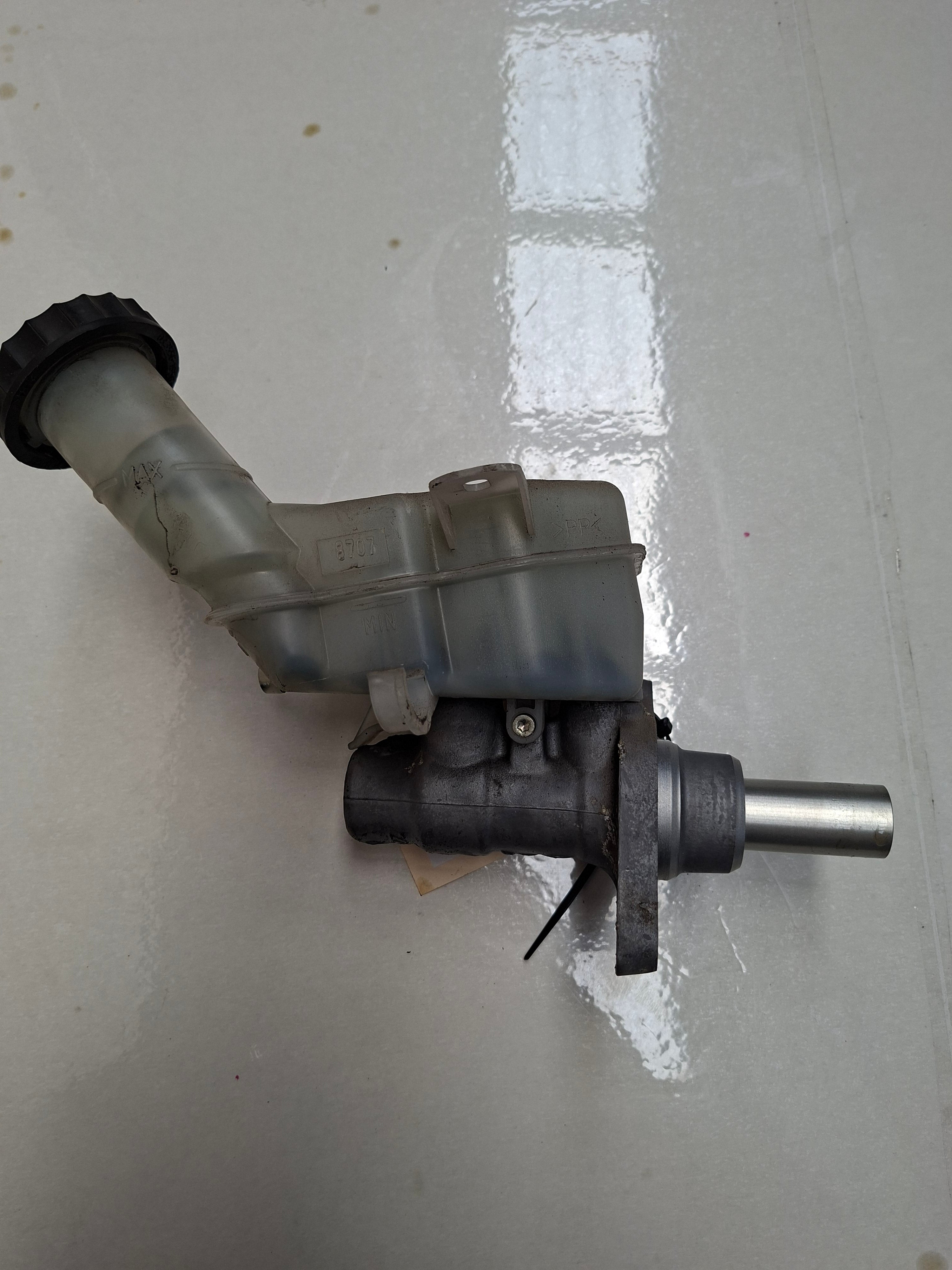 Originele hoofdremcilinder van een Peugeot 4007 (OEM 4601 W0), bouwjaar 2009