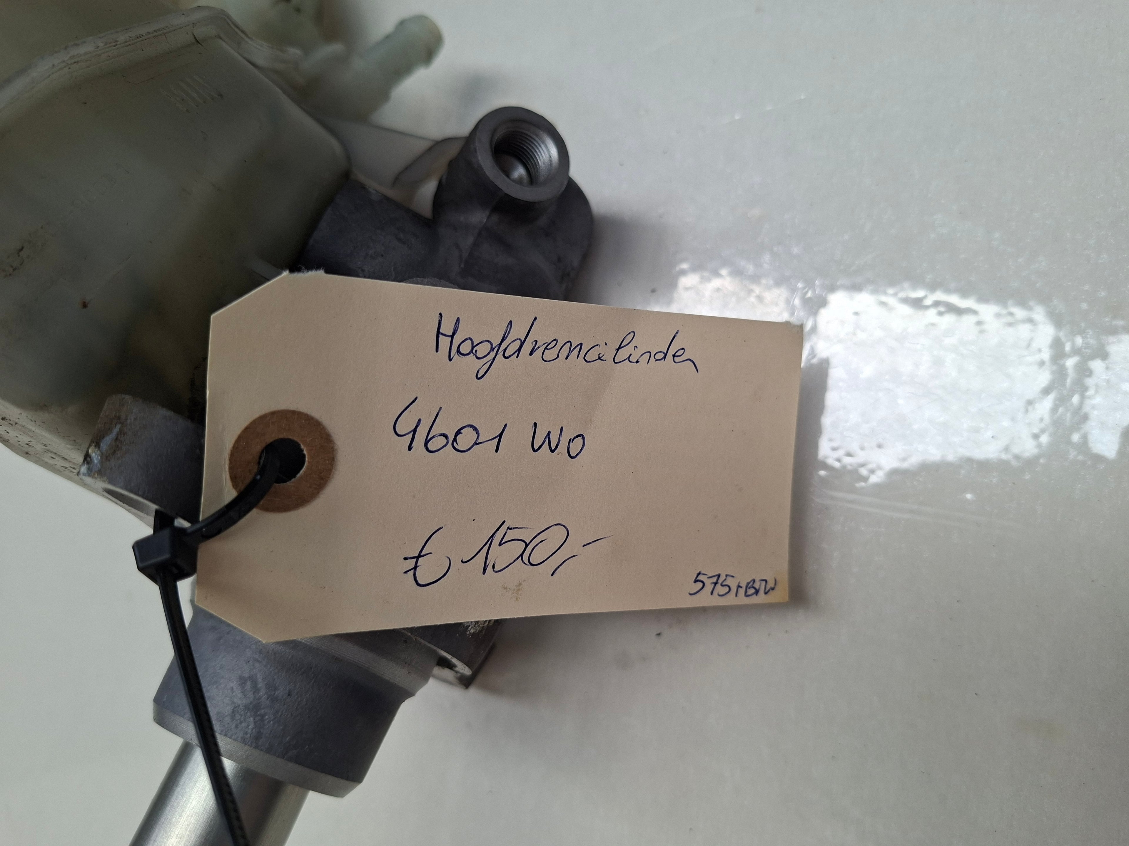 Originele hoofdremcilinder van een Peugeot 4007 (OEM 4601 W0), bouwjaar 2009