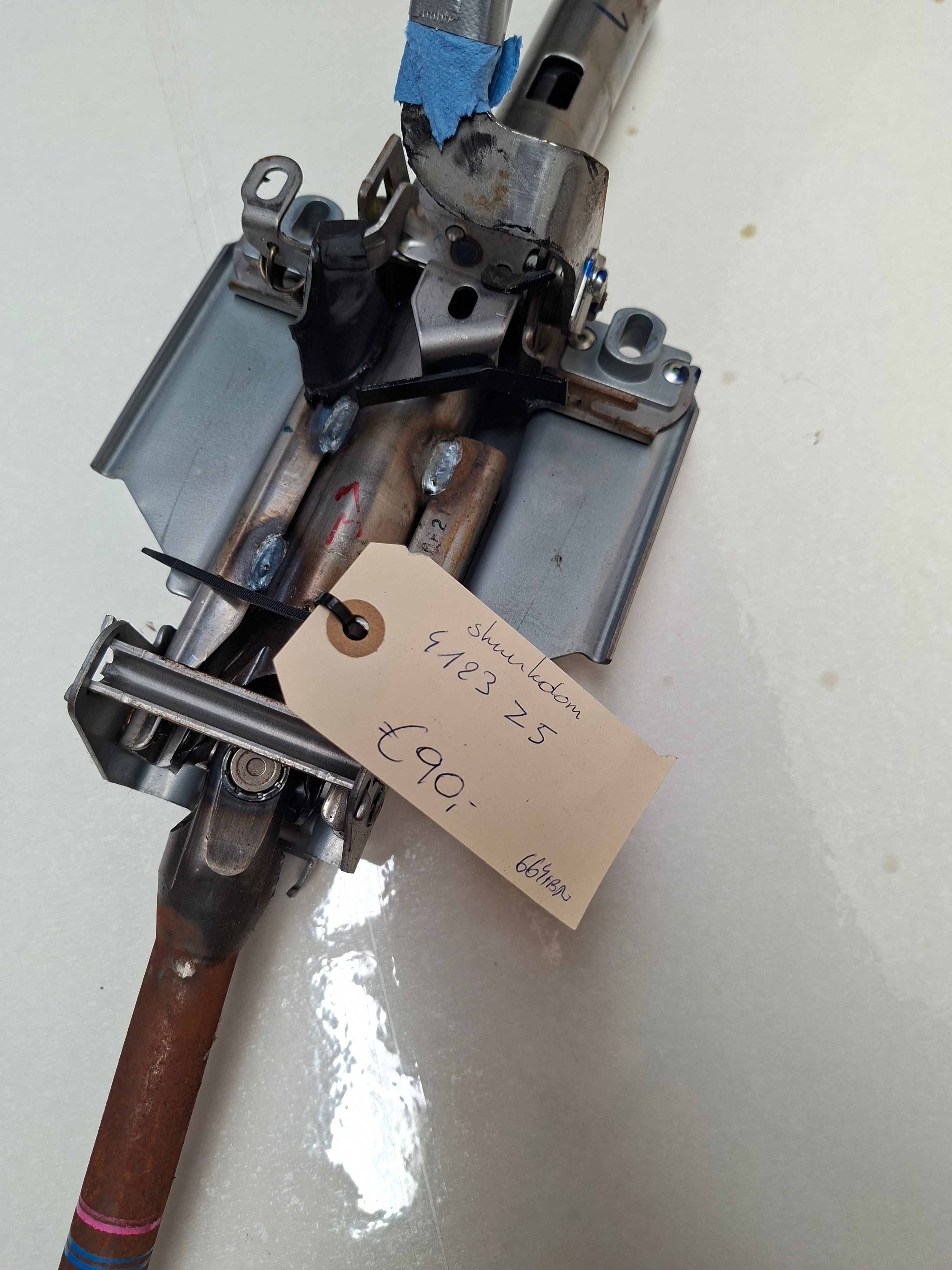 Originele stuurkolom van een Peugeot 4007 (OEM 4123 Z5), bouwjaar 2009