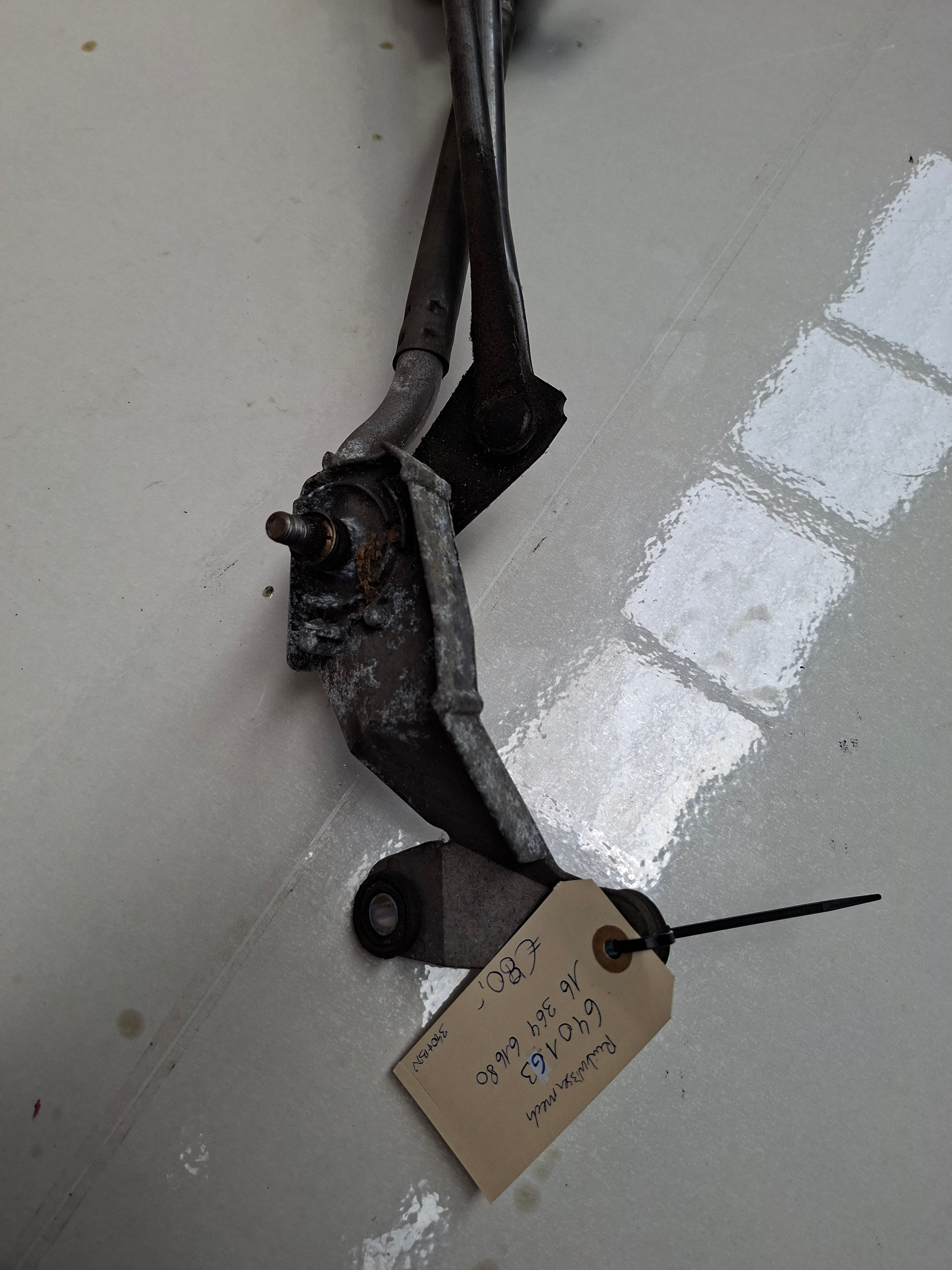 Origineel ruitenwissermechanisme vooraan van een Peugeot 4007 (OEM 6401 G3 / 16 364 616 80), bouwjaar 2009