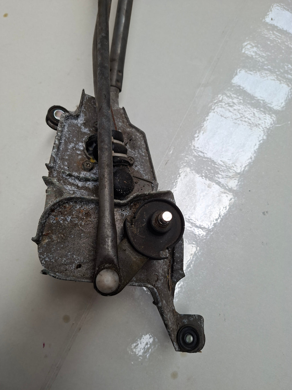 Origineel ruitenwissermechanisme vooraan van een Peugeot 4007 (OEM 6401 G3 / 16 364 616 80), bouwjaar 2009

