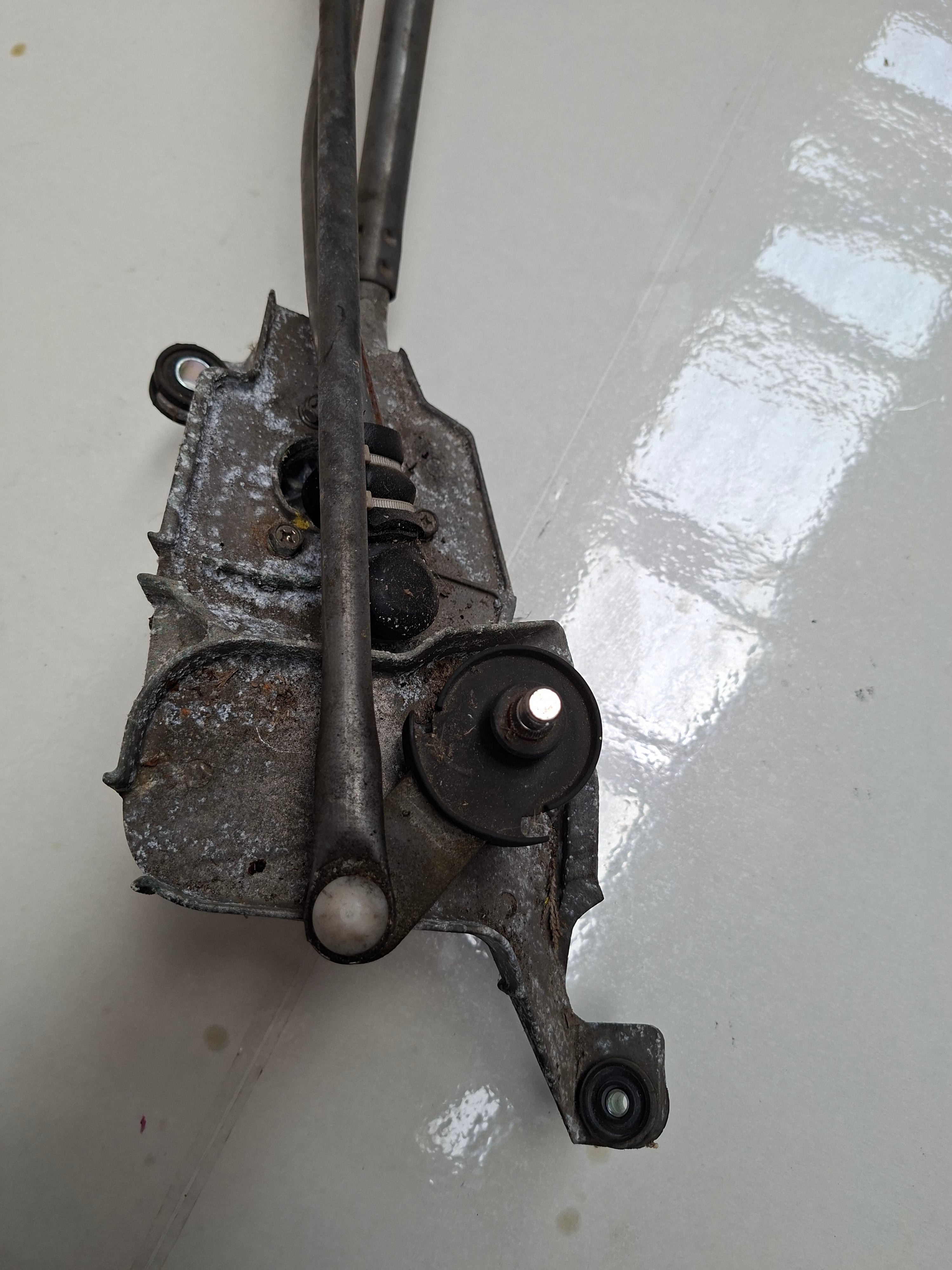 Origineel ruitenwissermechanisme vooraan van een Peugeot 4007 (OEM 6401 G3 / 16 364 616 80), bouwjaar 2009


