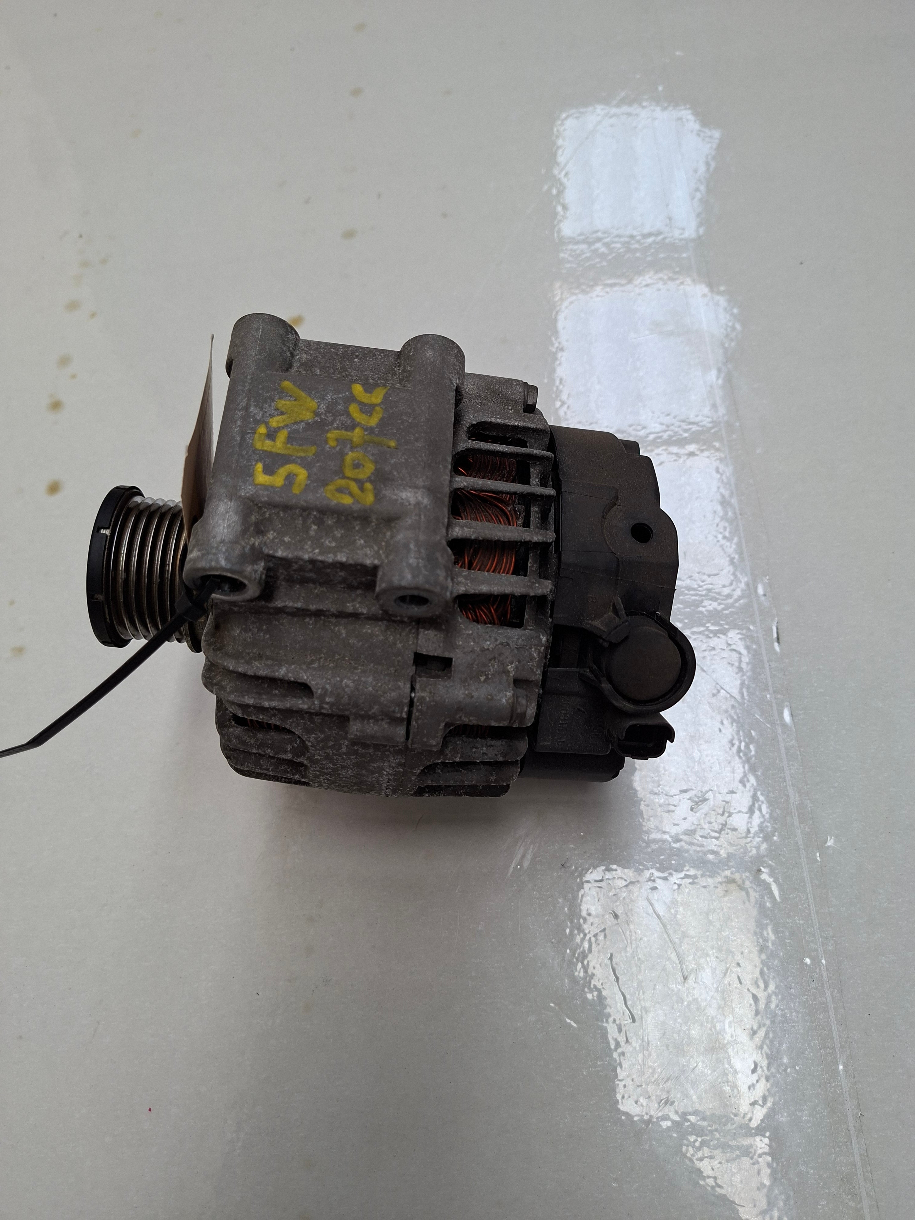 Originele alternator van een Peugeot 207 CC (OEM 5702 J0 / 16 238 597 80), bouwjaar 2008
