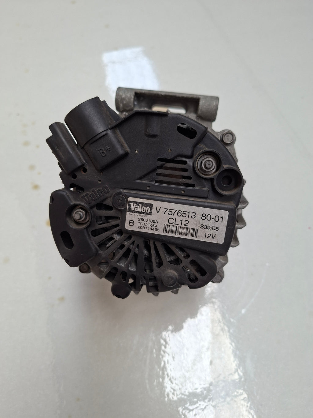 Originele alternator van een Peugeot 207 CC (OEM 5702 J0 / 16 238 597 80), bouwjaar 2008