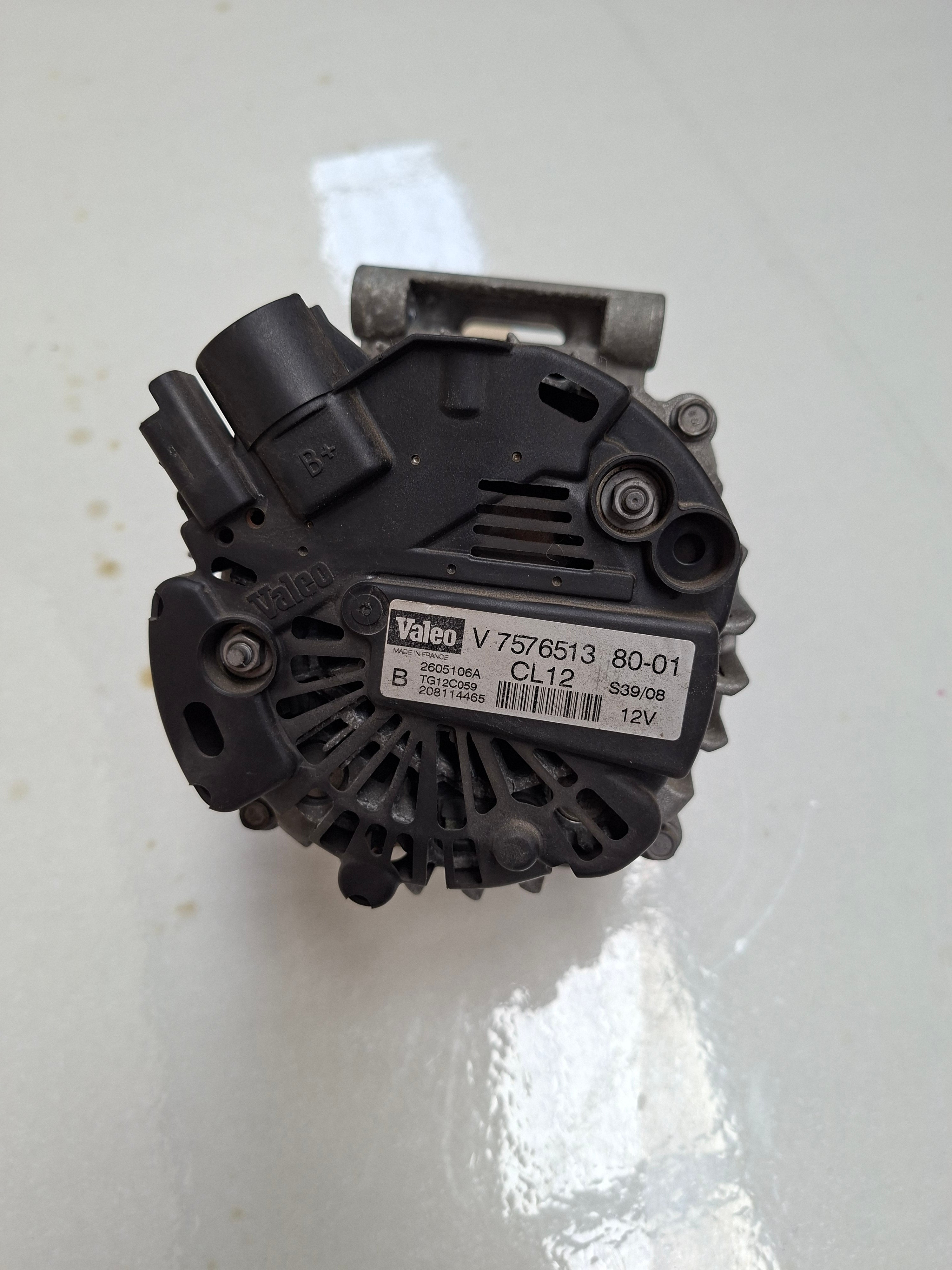 Originele alternator van een Peugeot 207 CC (OEM 5702 J0 / 16 238 597 80), bouwjaar 2008