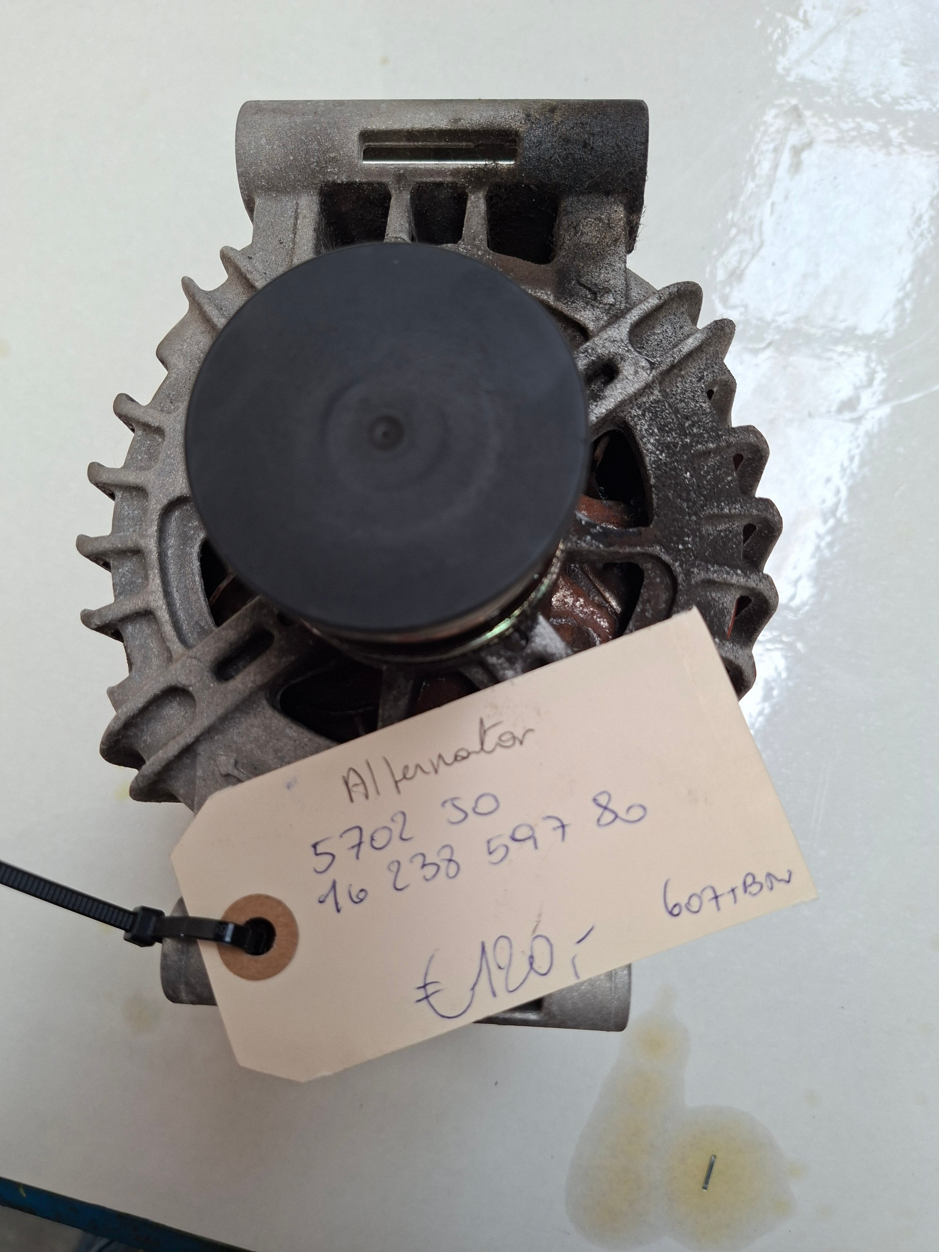 Originele alternator van een Peugeot 207 CC (OEM 5702 J0 / 16 238 597 80), bouwjaar 2008