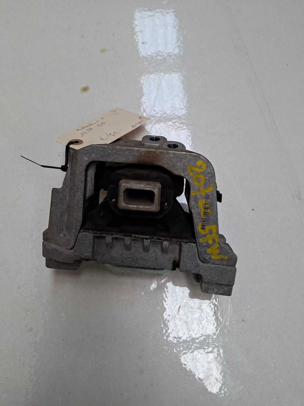 Originele motorsteun van een Peugeot 207 CC (OEM 1839 G5), bouwjaar 2008

