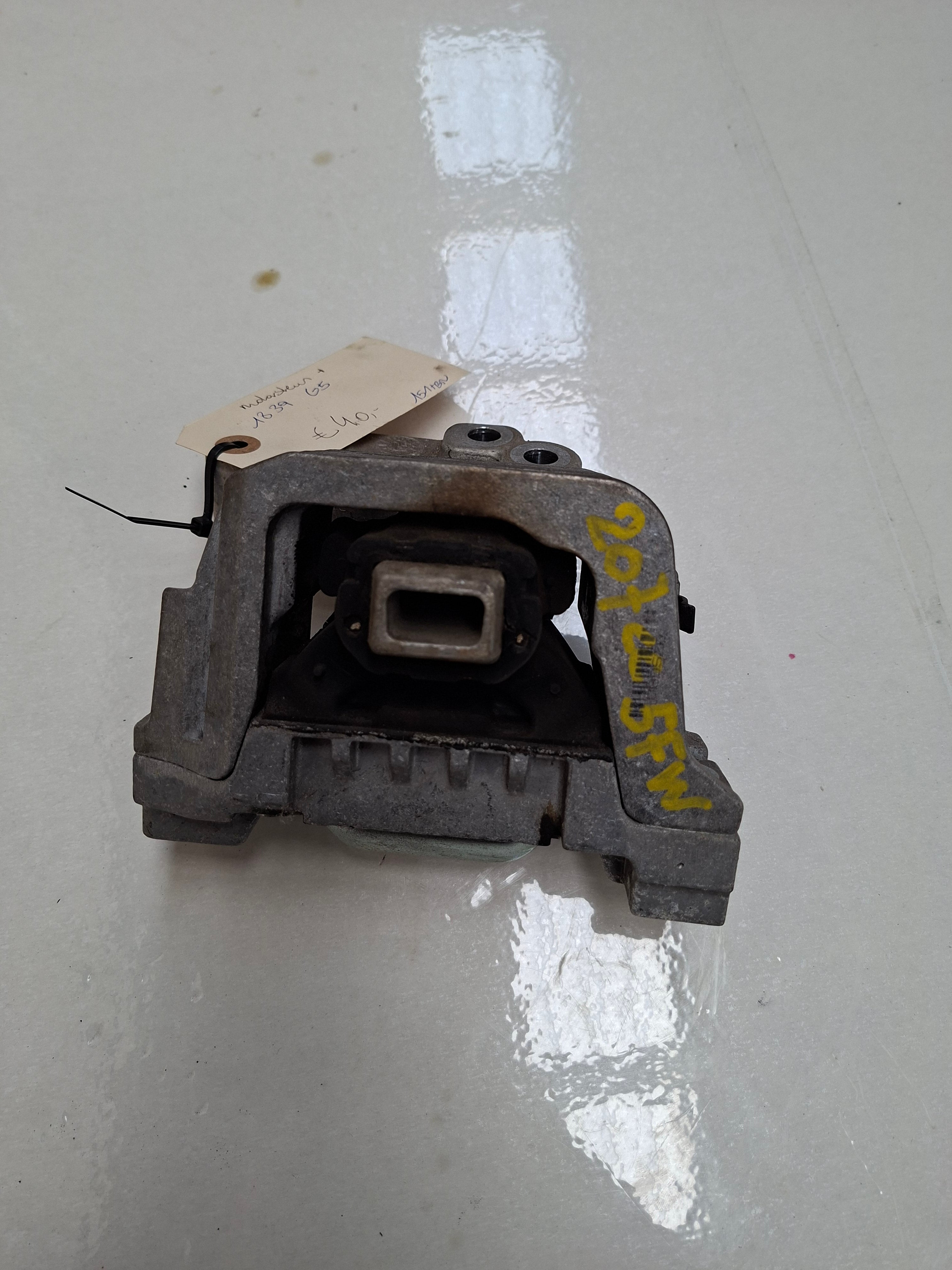 Originele motorsteun van een Peugeot 207 CC (OEM 1839 G5), bouwjaar 2008

