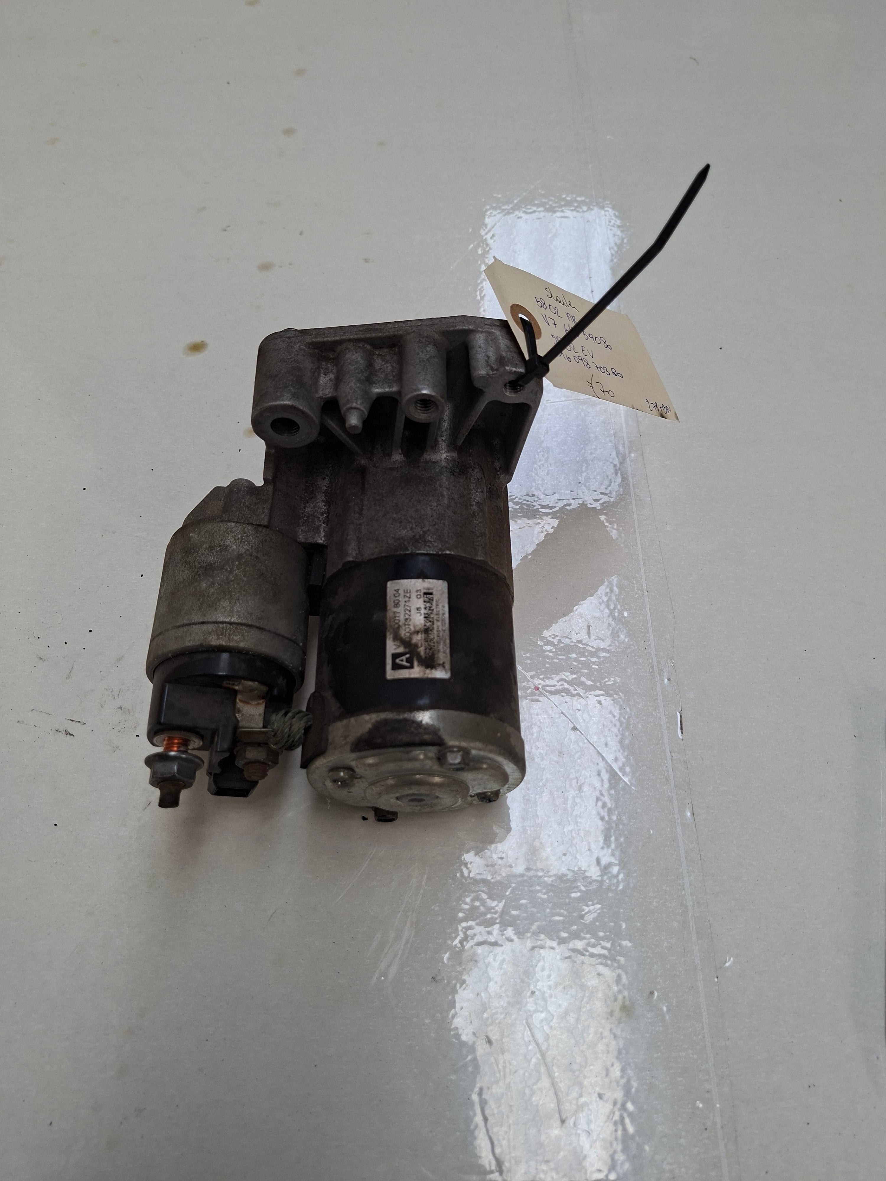 Originele startmotor van een Peugeot 207 CC (OEM 5802 AR / 5802 EV), bouwjaar 2008