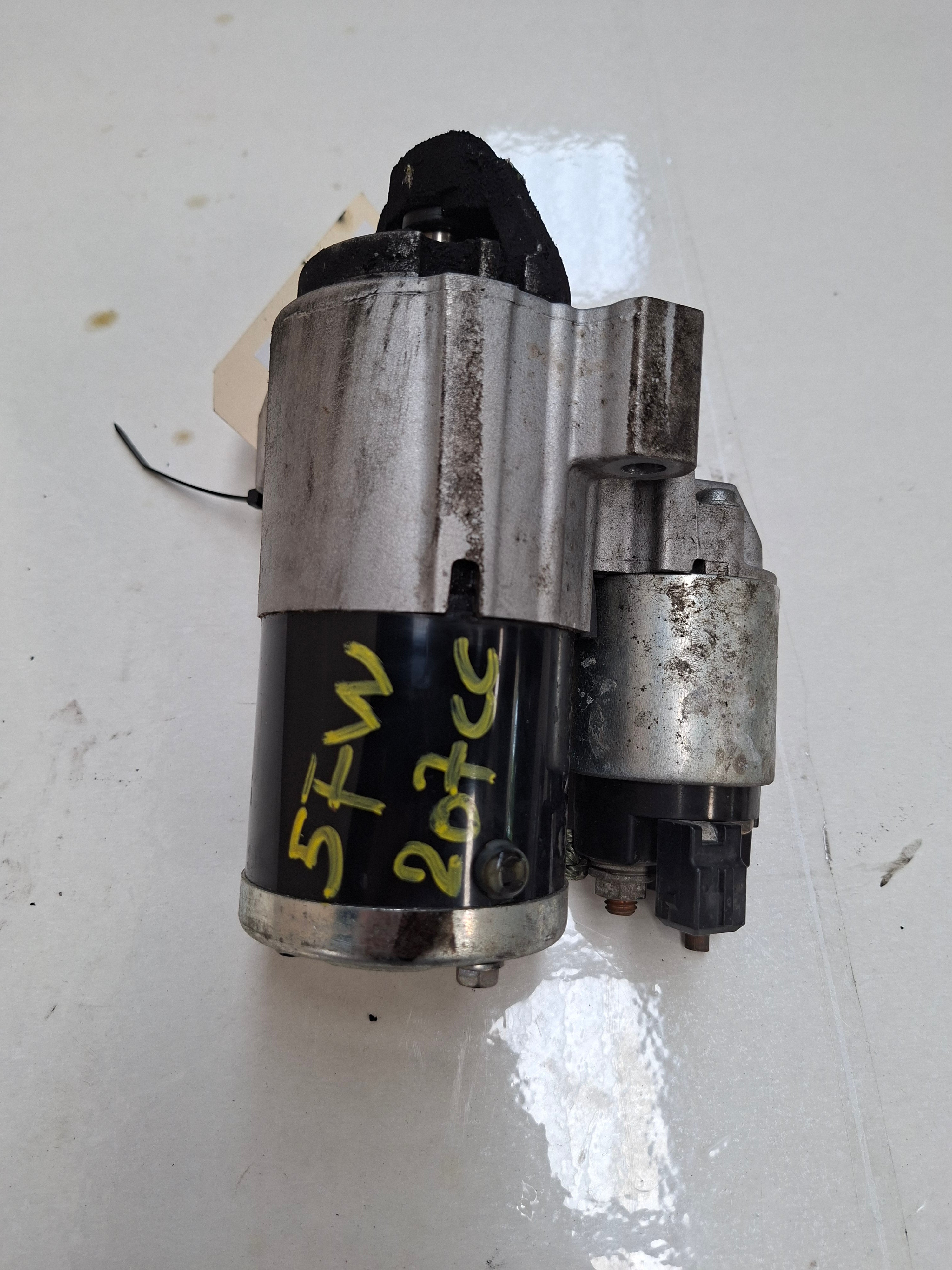 Originele startmotor van een Peugeot 207 CC (OEM 5802 AR / 5802 EV), bouwjaar 2008