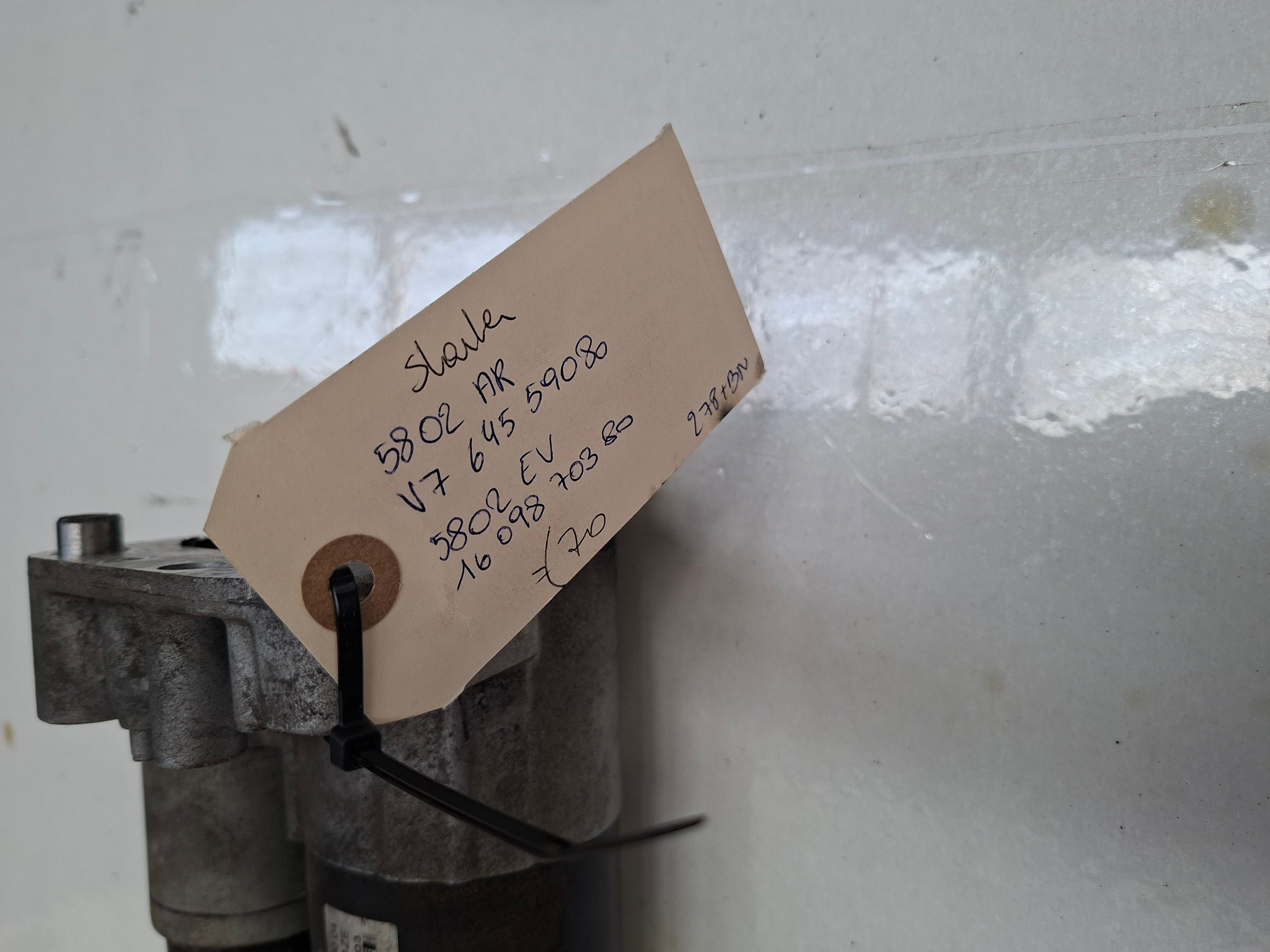 Originele startmotor van een Peugeot 207 CC (OEM 5802 AR / 5802 EV), bouwjaar 2008