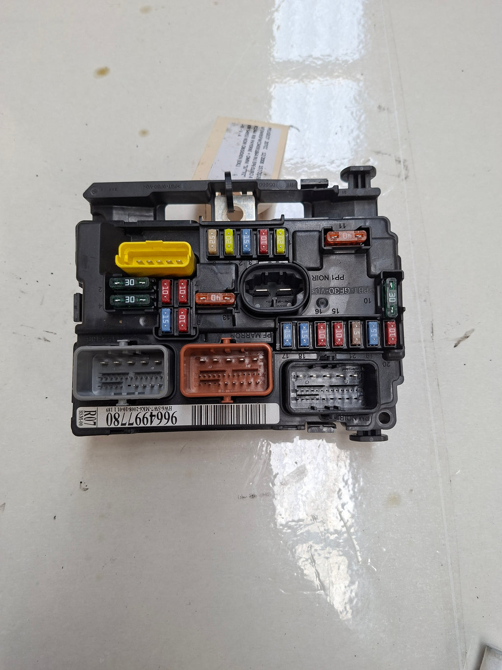 Originele BSM (zekeringkast motorruimte) van een Peugeot 207 CC (OEM 6500 HW / 6500 HV), bouwjaar 2008

