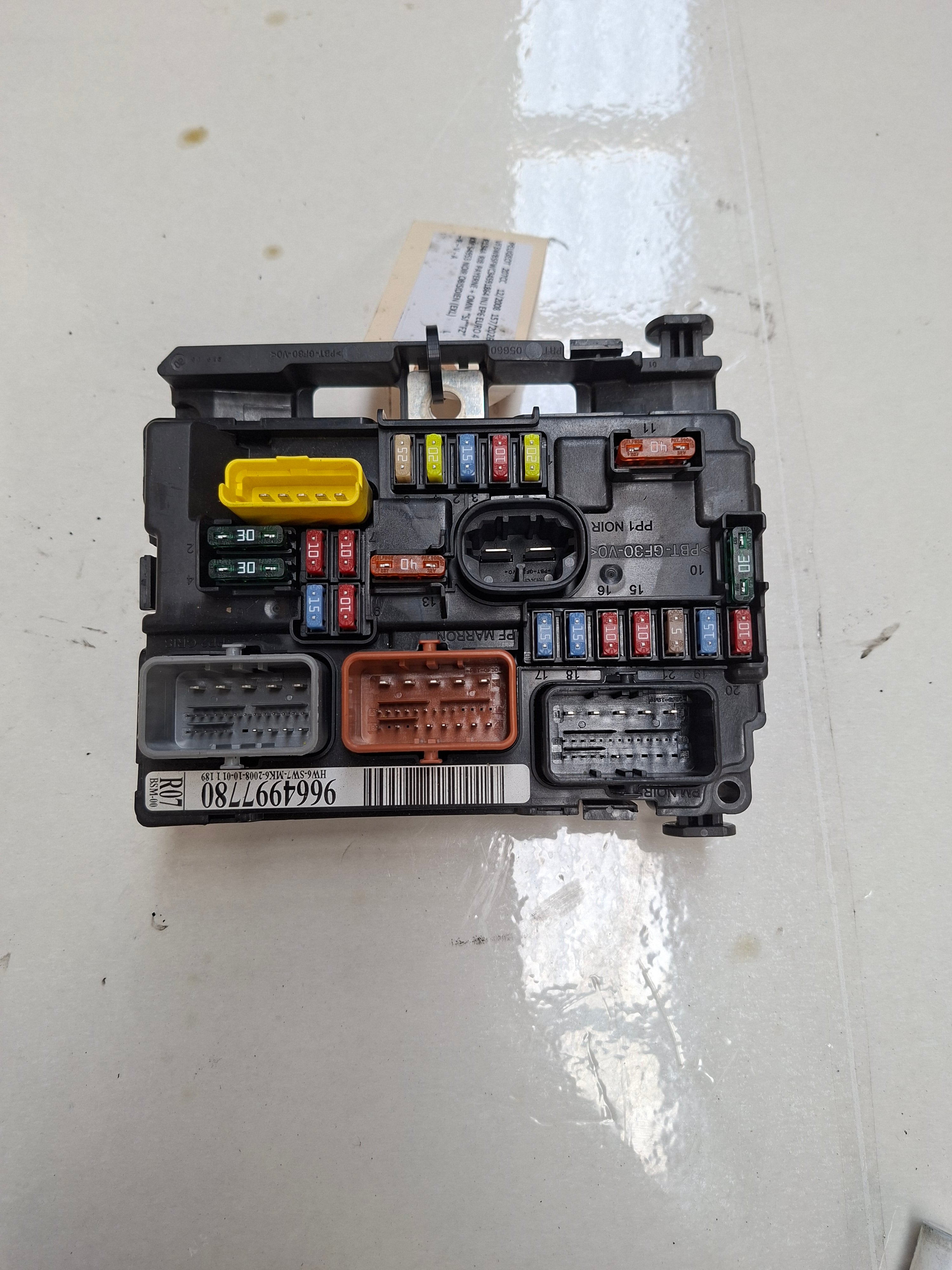 Originele BSM (zekeringkast motorruimte) van een Peugeot 207 CC (OEM 6500 HW / 6500 HV), bouwjaar 2008

