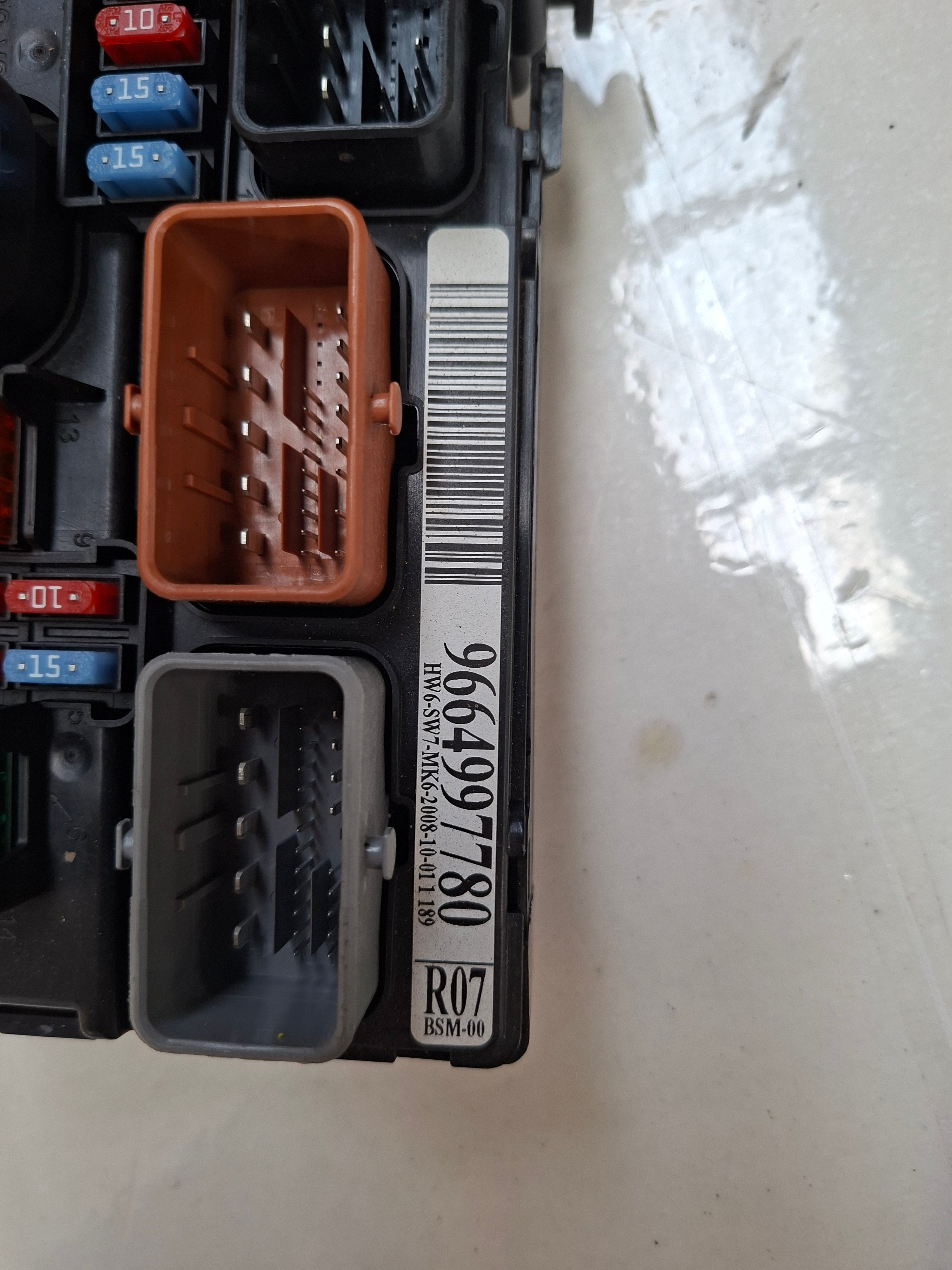 Originele BSM (zekeringkast motorruimte) van een Peugeot 207 CC (OEM 6500 HW / 6500 HV), bouwjaar 2008

