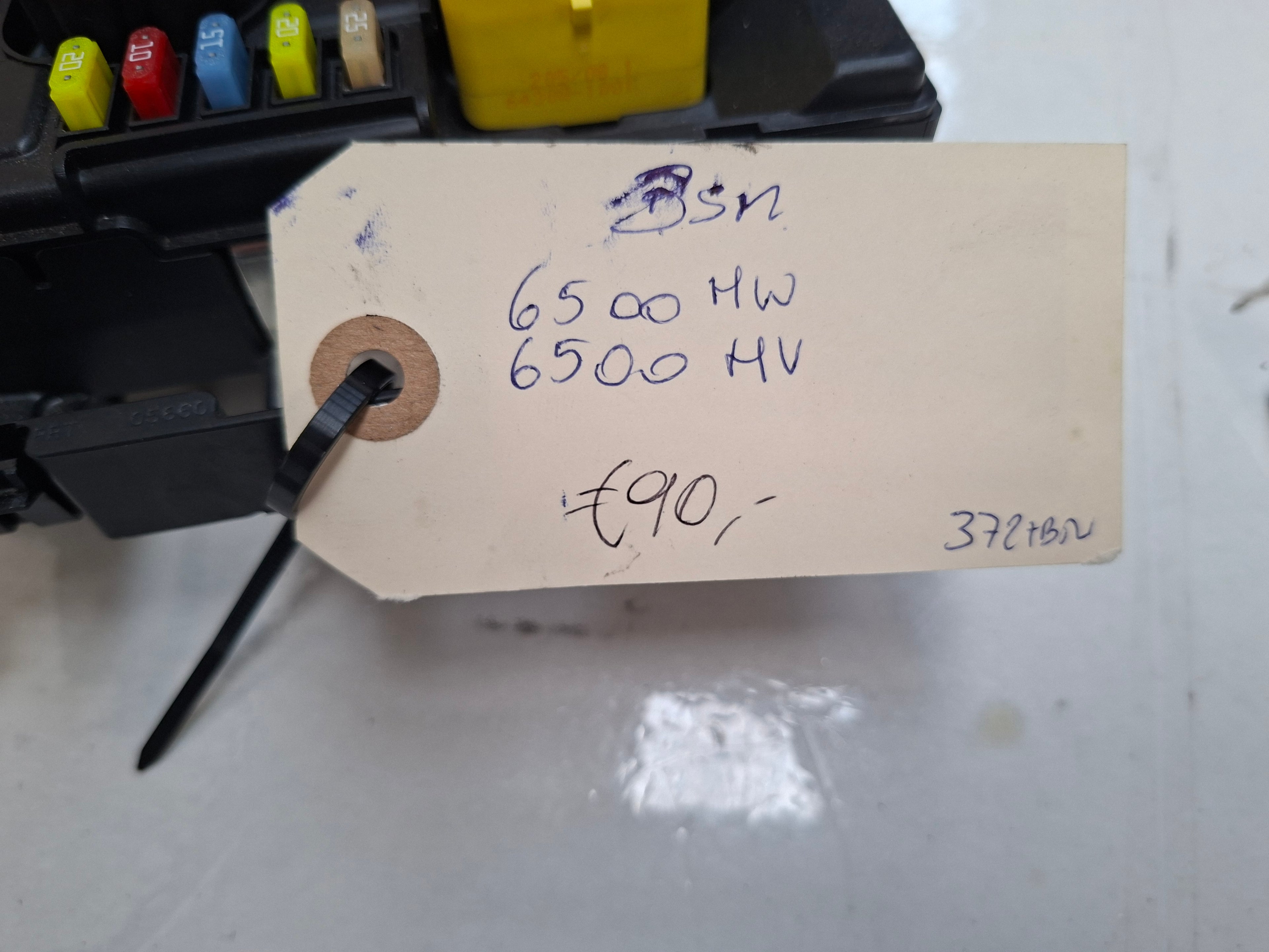 Originele BSM (zekeringkast motorruimte) van een Peugeot 207 CC (OEM 6500 HW / 6500 HV), bouwjaar 2008

