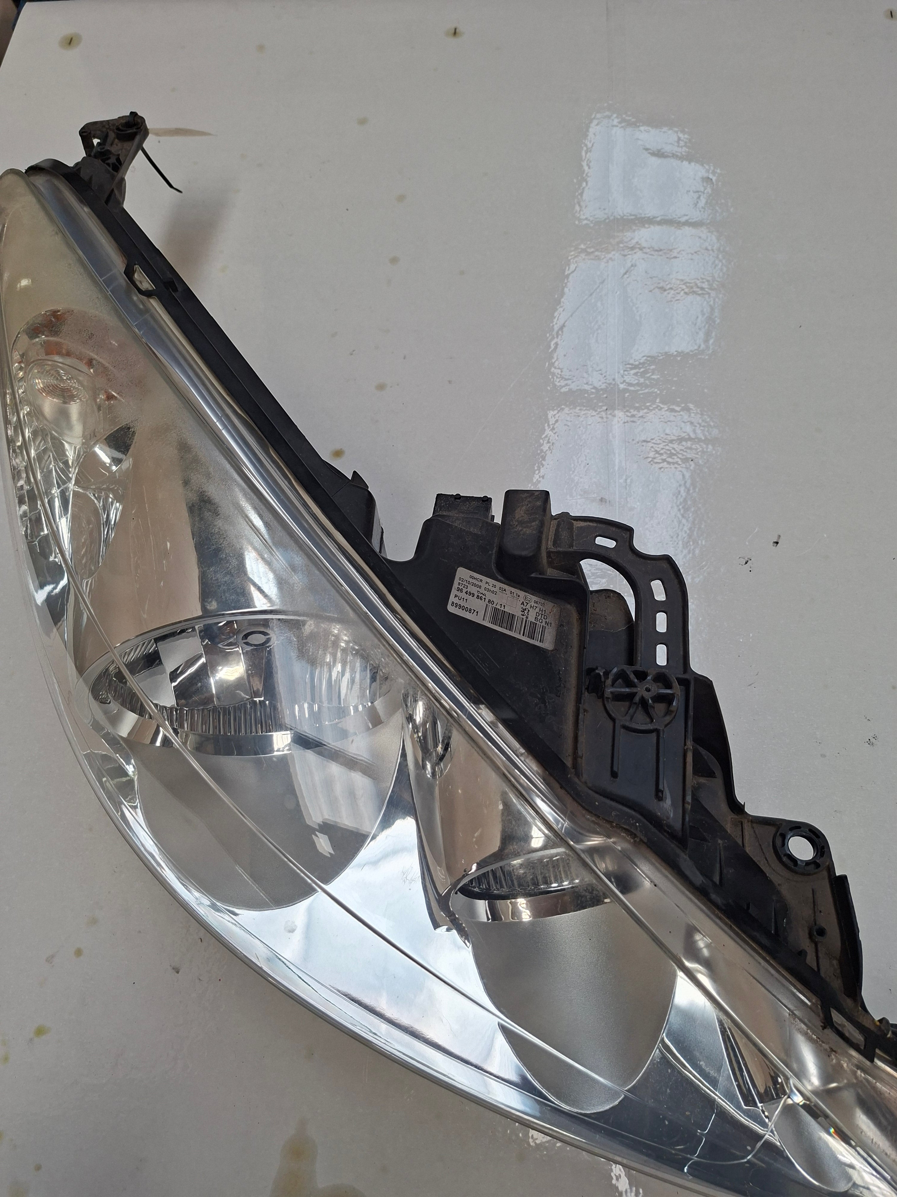 Originele koplamp rechts van een Peugeot 207 CC (OEM 6206 95), bouwjaar 2008