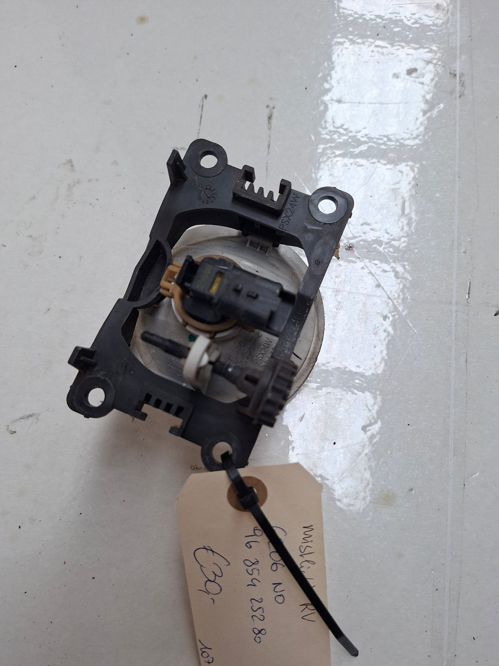 Originele mistlamp vooraan van een Peugeot 207 CC (OEM 6206 N0), bouwjaar 2008