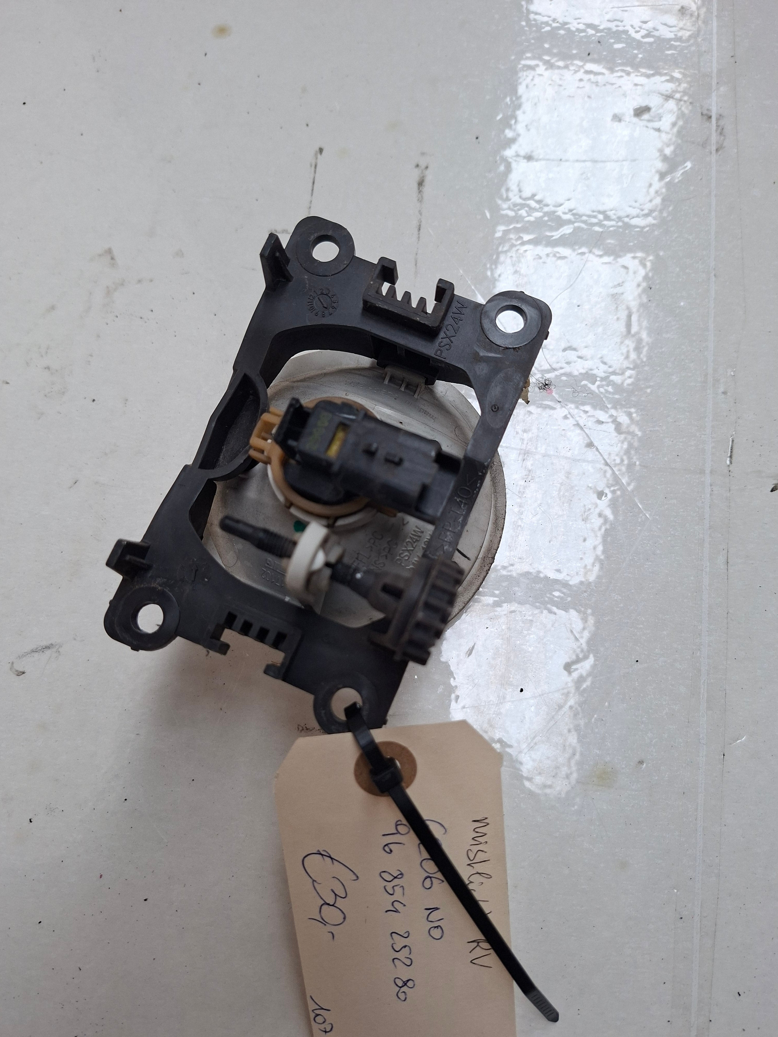 Originele mistlamp vooraan van een Peugeot 207 CC (OEM 6206 N0), bouwjaar 2008