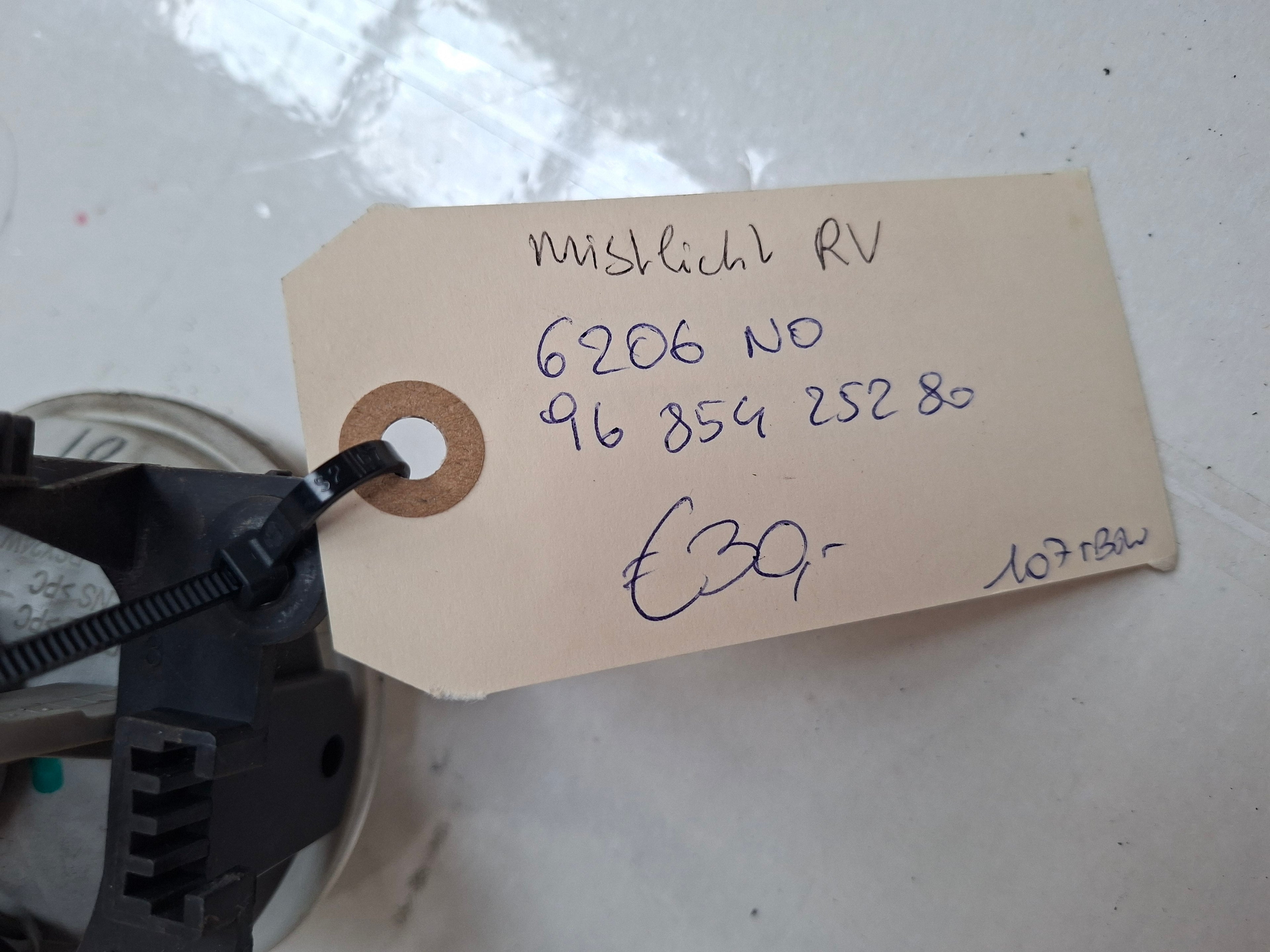 Originele mistlamp vooraan van een Peugeot 207 CC (OEM 6206 N0), bouwjaar 2008