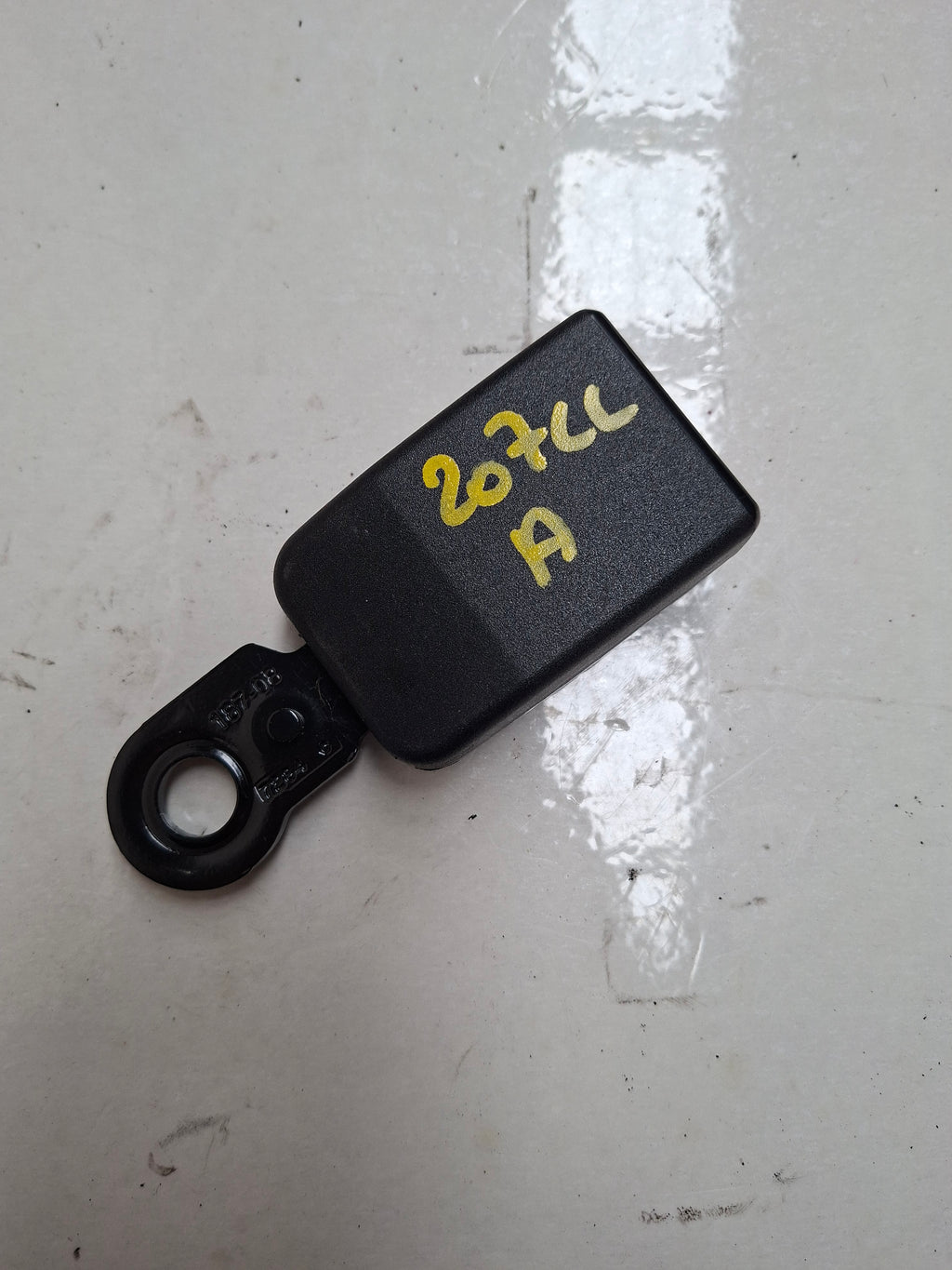 Originele gordelklikker achter van een Peugeot 207 CC (OEM 8976 E0), bouwjaar 2008

